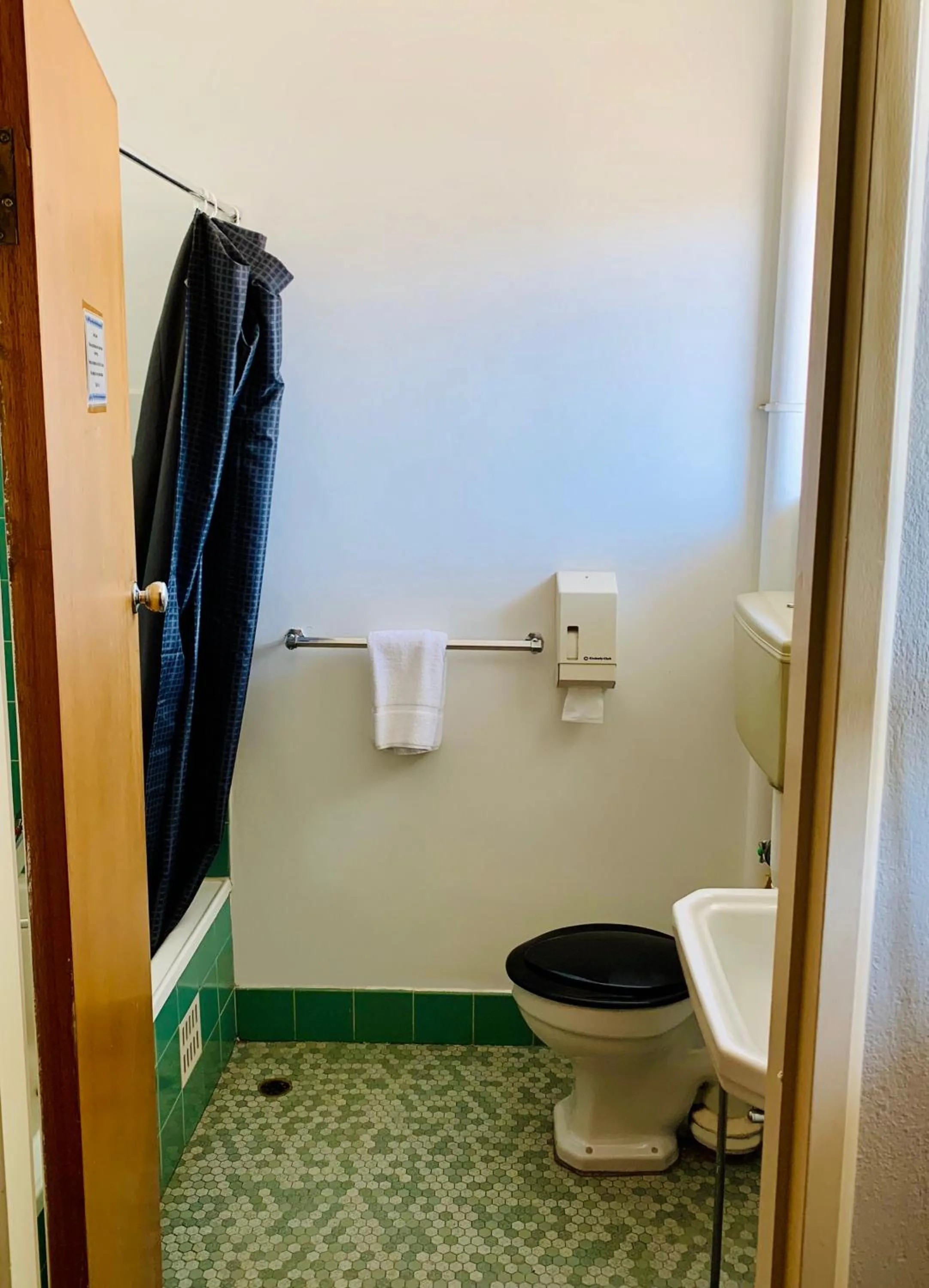 Bathroom in Coonalpyn Hotel