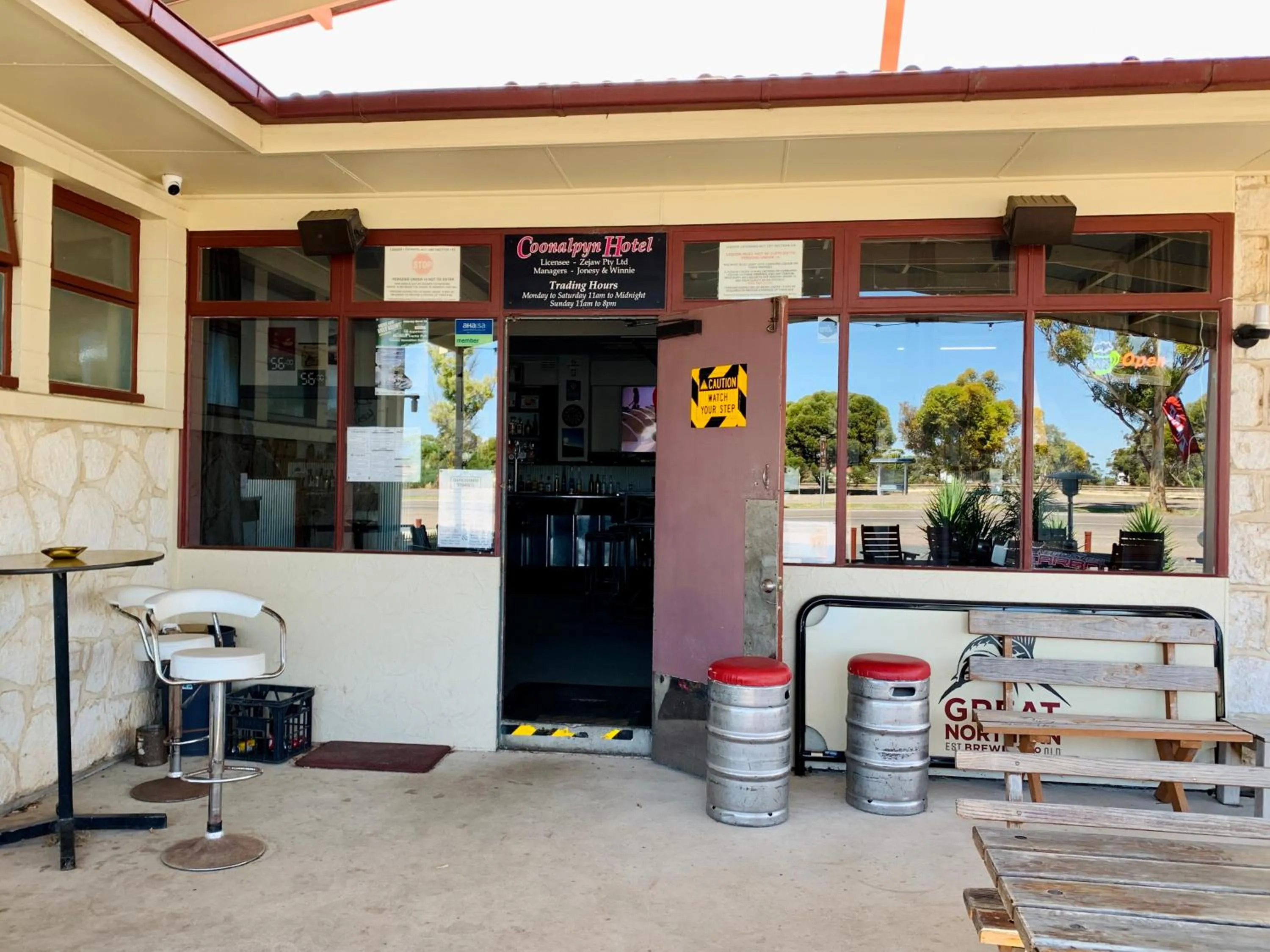 Facade/entrance in Coonalpyn Hotel