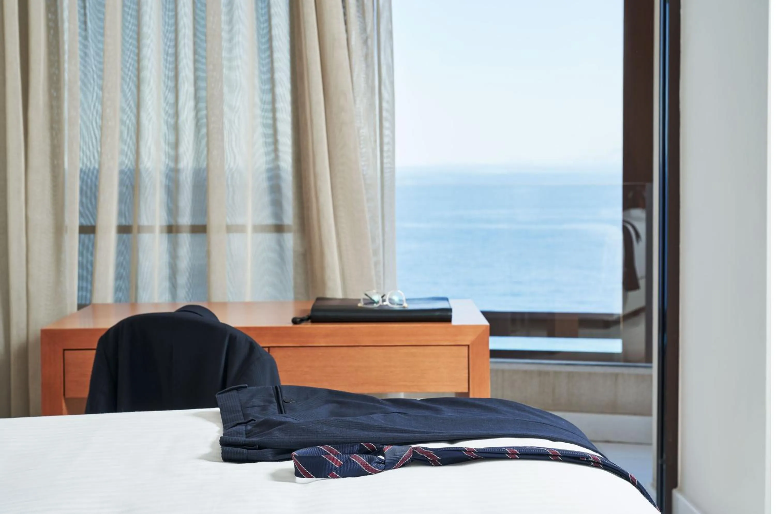 Business facilities, Bed in Bellevue On The Beach Suites