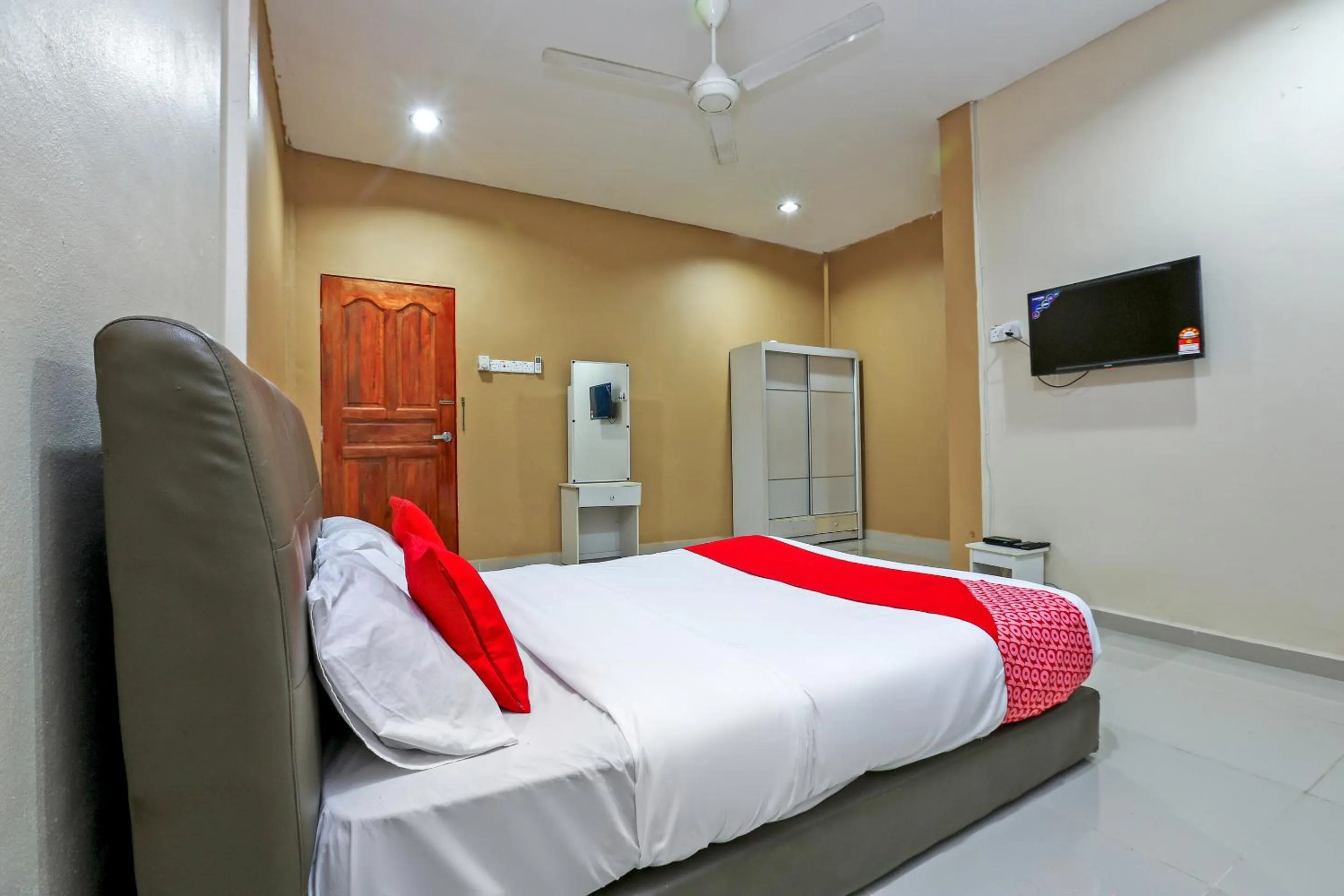 Bedroom, Bed in OYO 89933 Nun Hotel