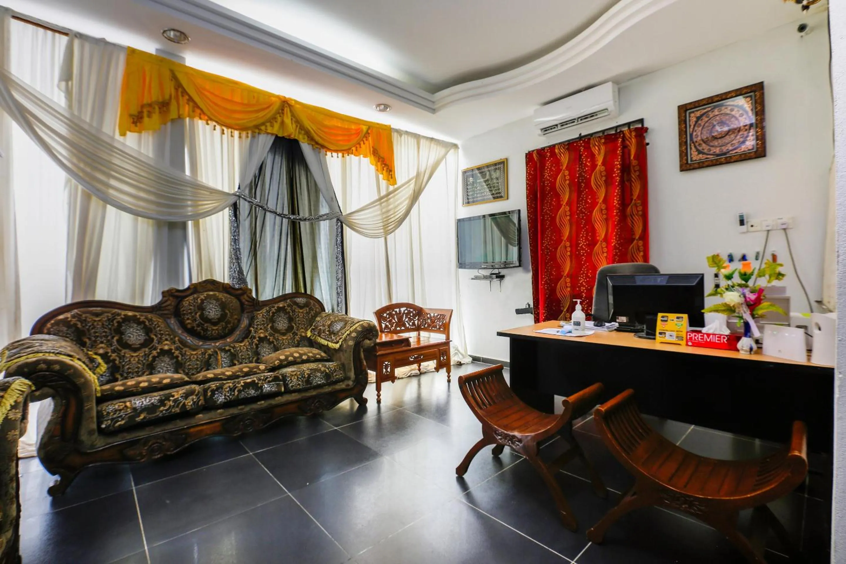 Lobby or reception in OYO 89933 Nun Hotel