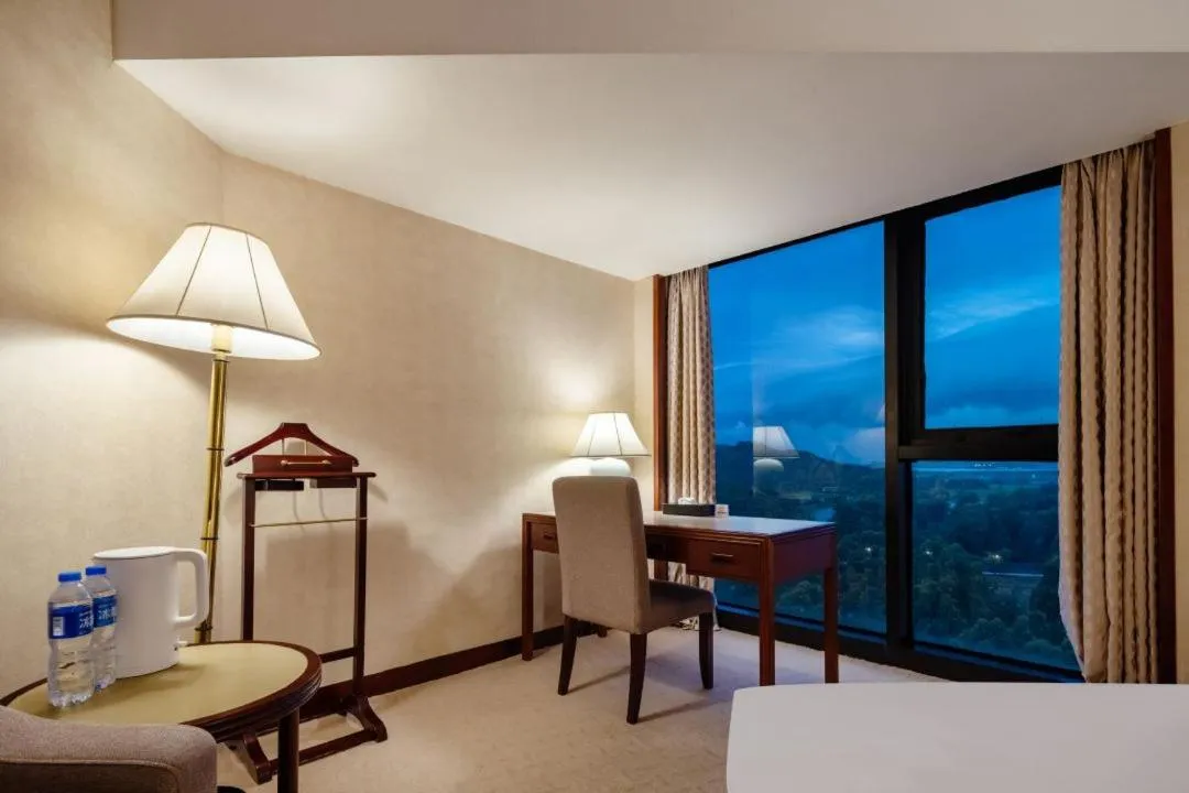 Seating area, Bed in Felicity Hotel Shenzhen, Luohu Railway Station