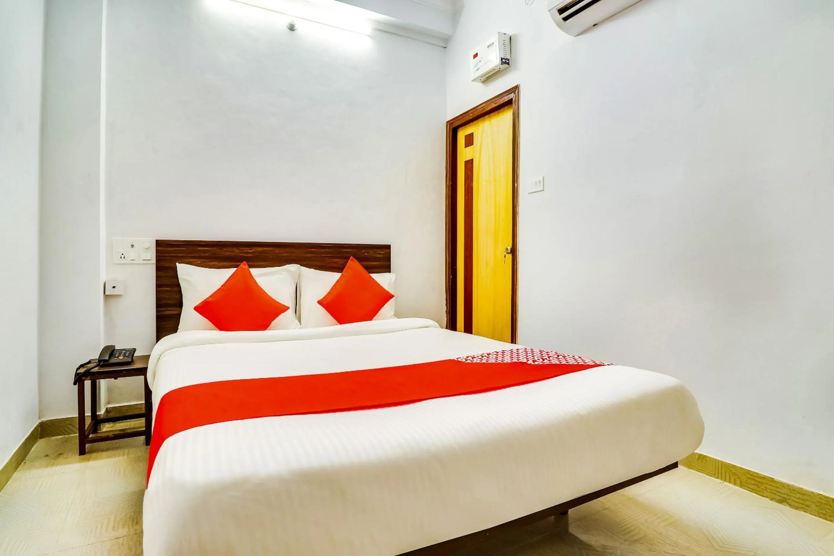 Bedroom, Bed in Hotel O The Velvet Chinhat Tiraha