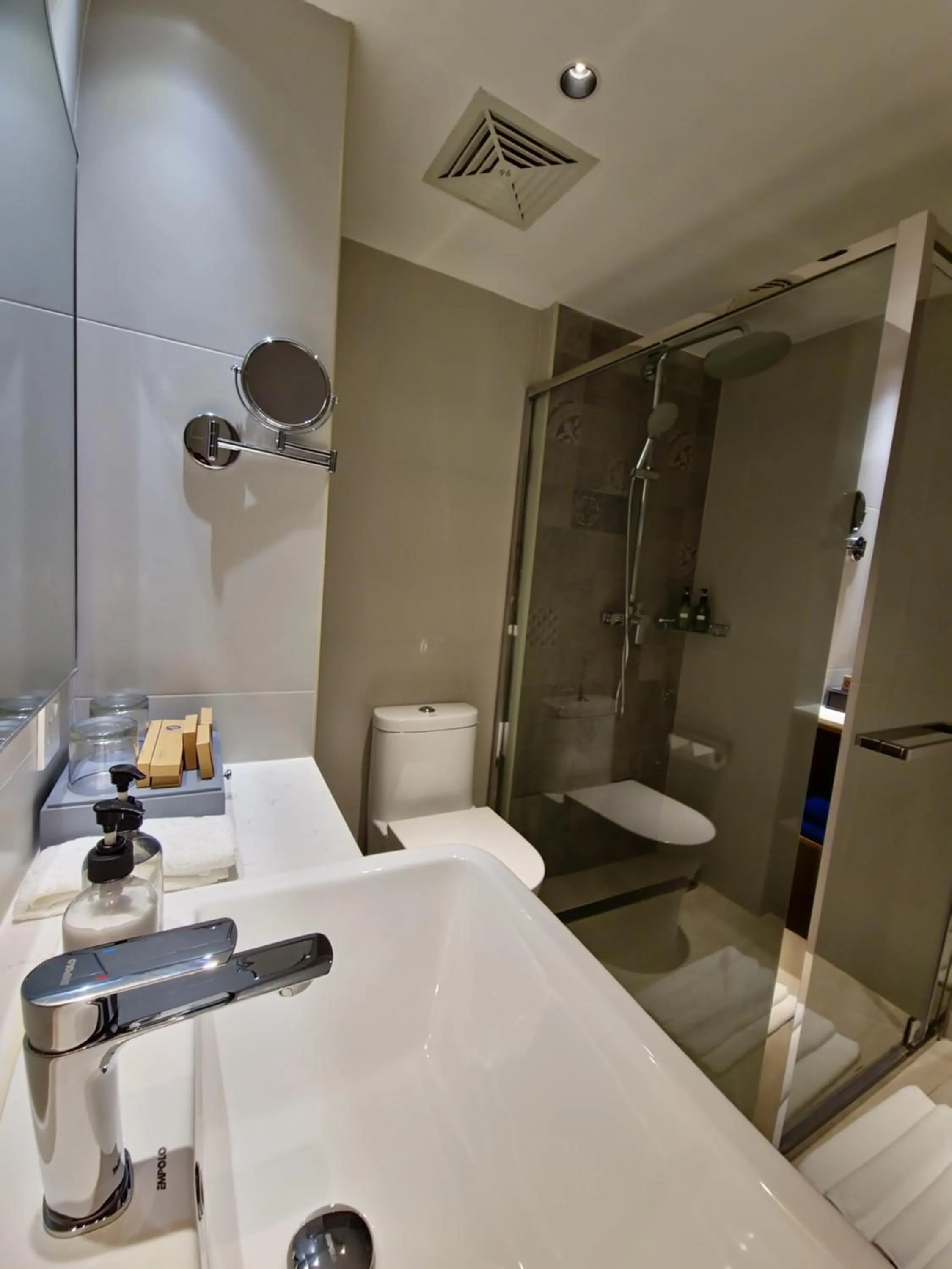 Toilet in Zo Amalthea Hotel