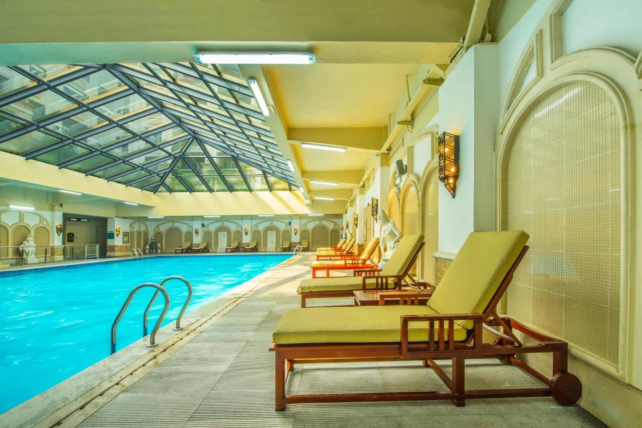 Swimming pool in Guangzhou Phoenix City Hotel