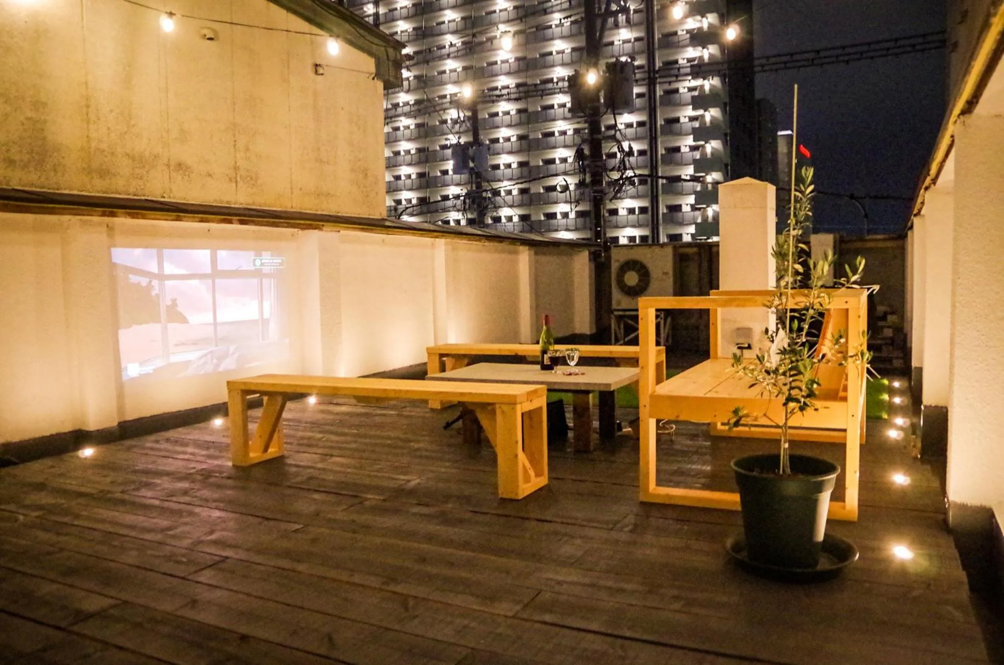 Travelers' house ROOTs