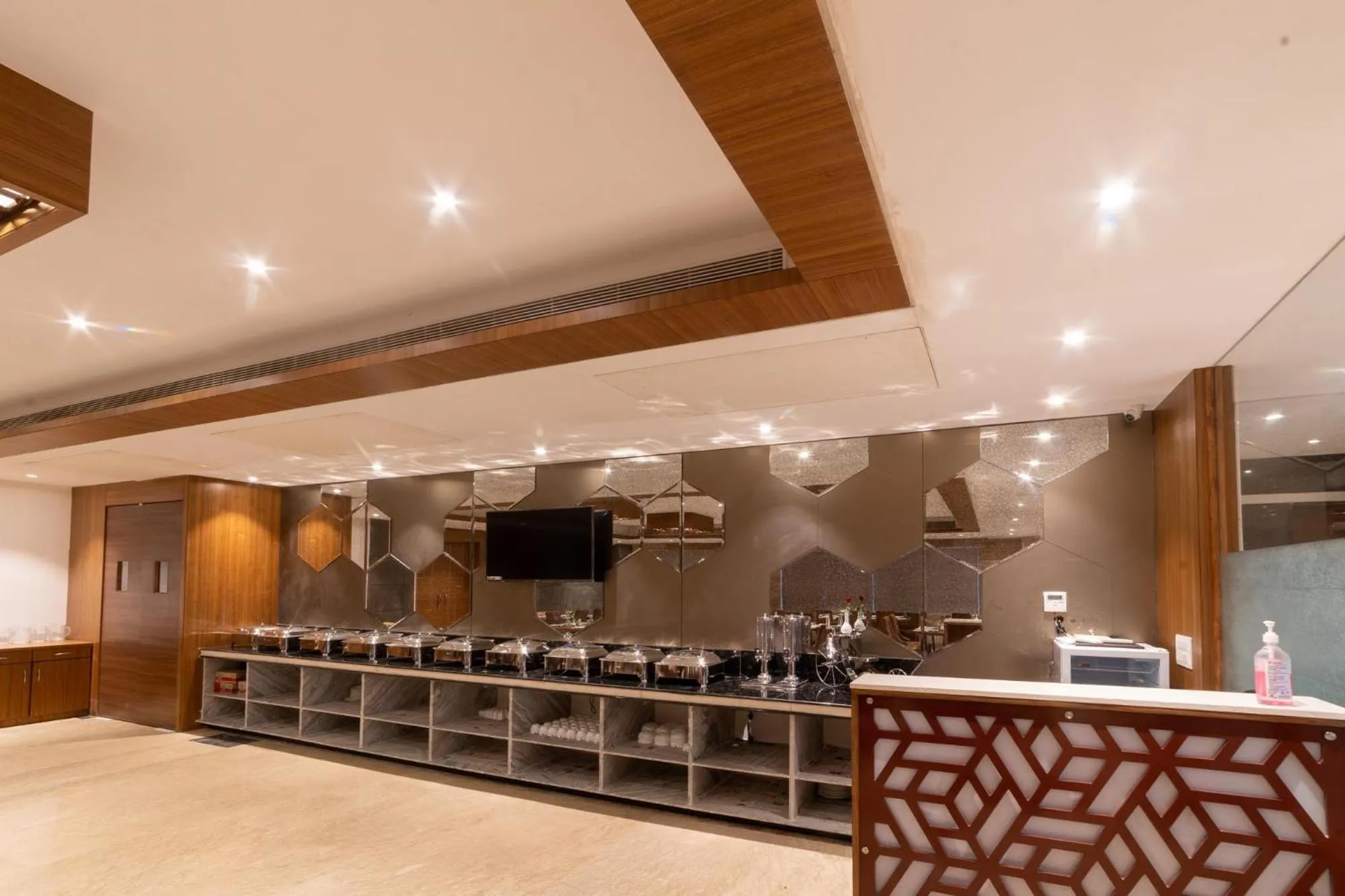 Restaurant/places to eat in Lords Inn Udaipur