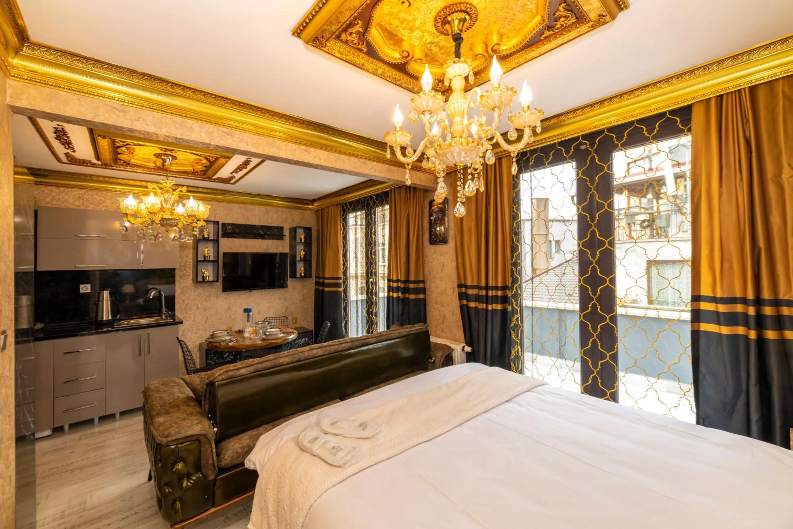 Photo of the whole room, Bed in Istanbul Taksim Residence Hotel By MESUT