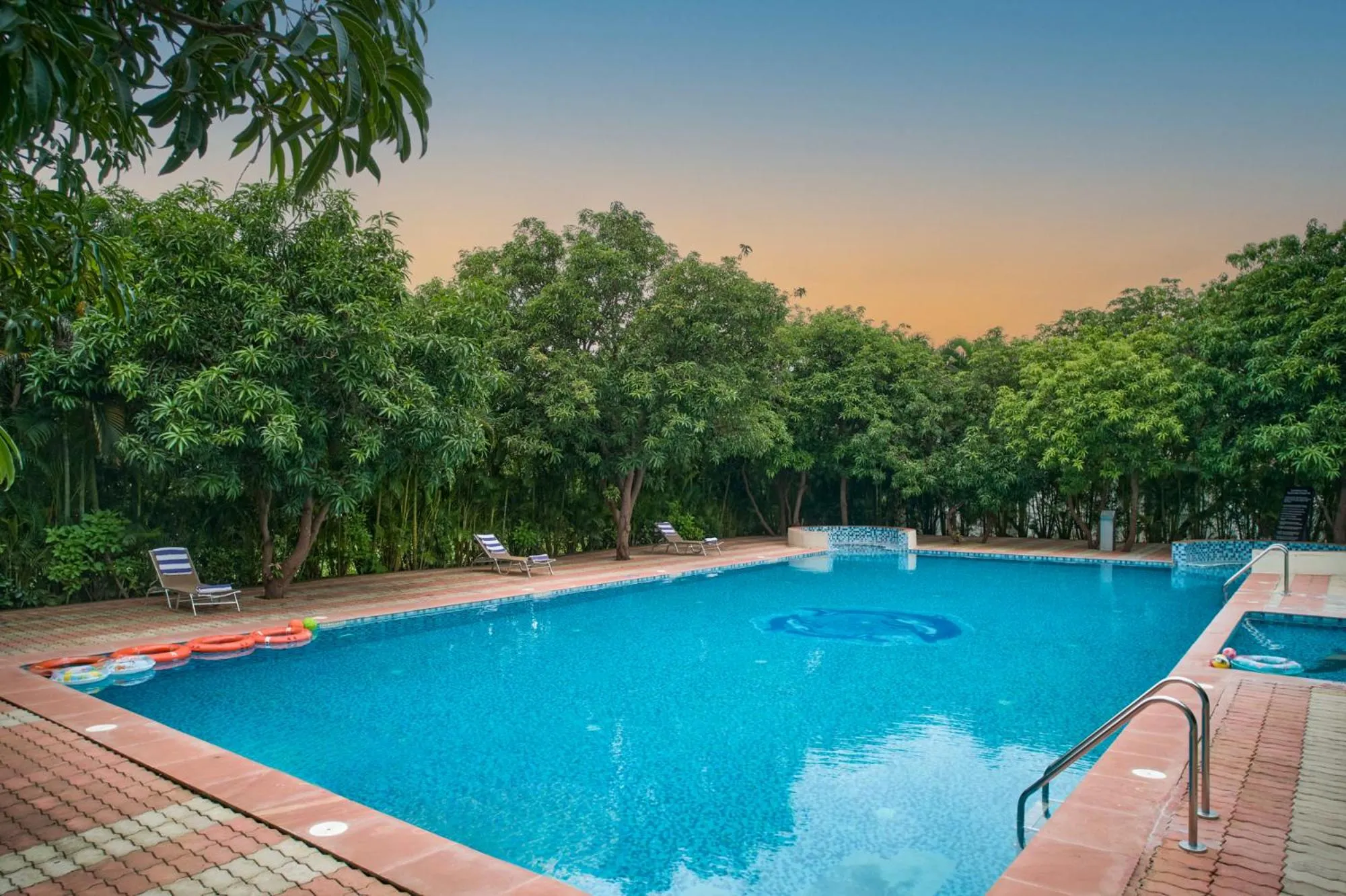 Swimming pool in Sarovar Portico Sasangir