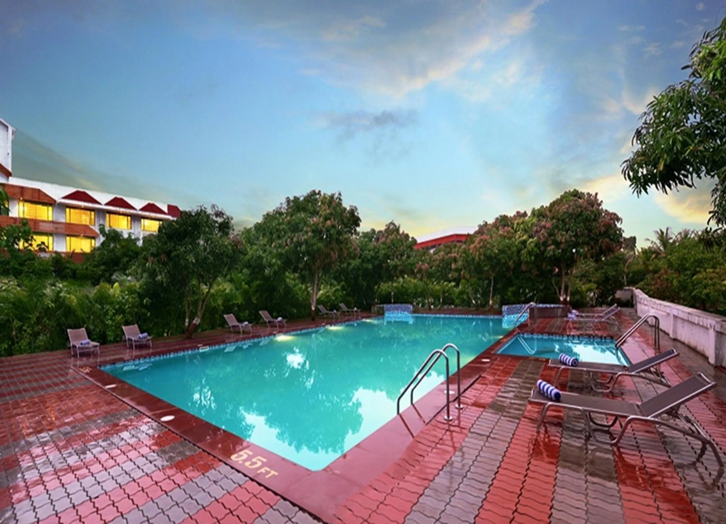 Swimming pool in Sarovar Portico Sasangir