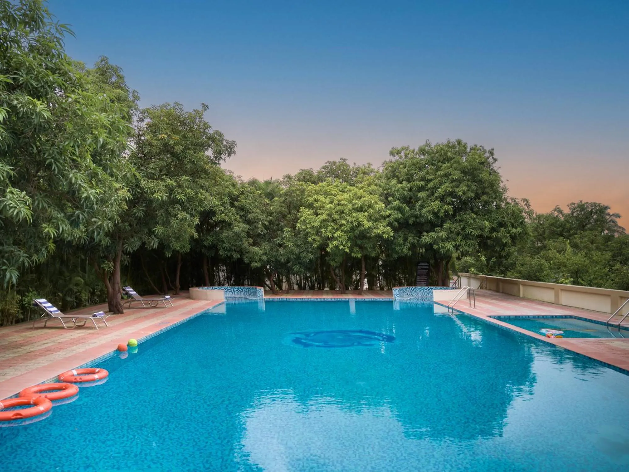 Swimming pool in Sarovar Portico Sasangir