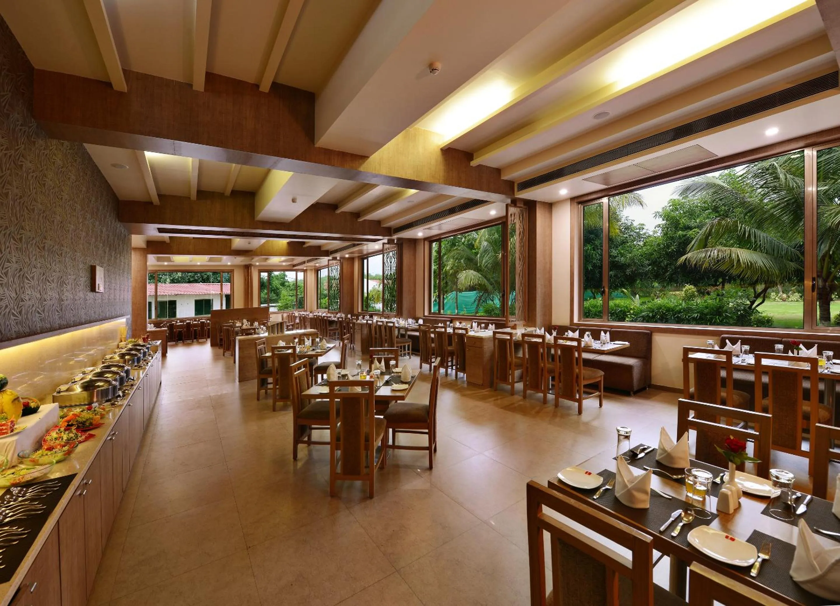 Restaurant/places to eat in Sarovar Portico Sasangir