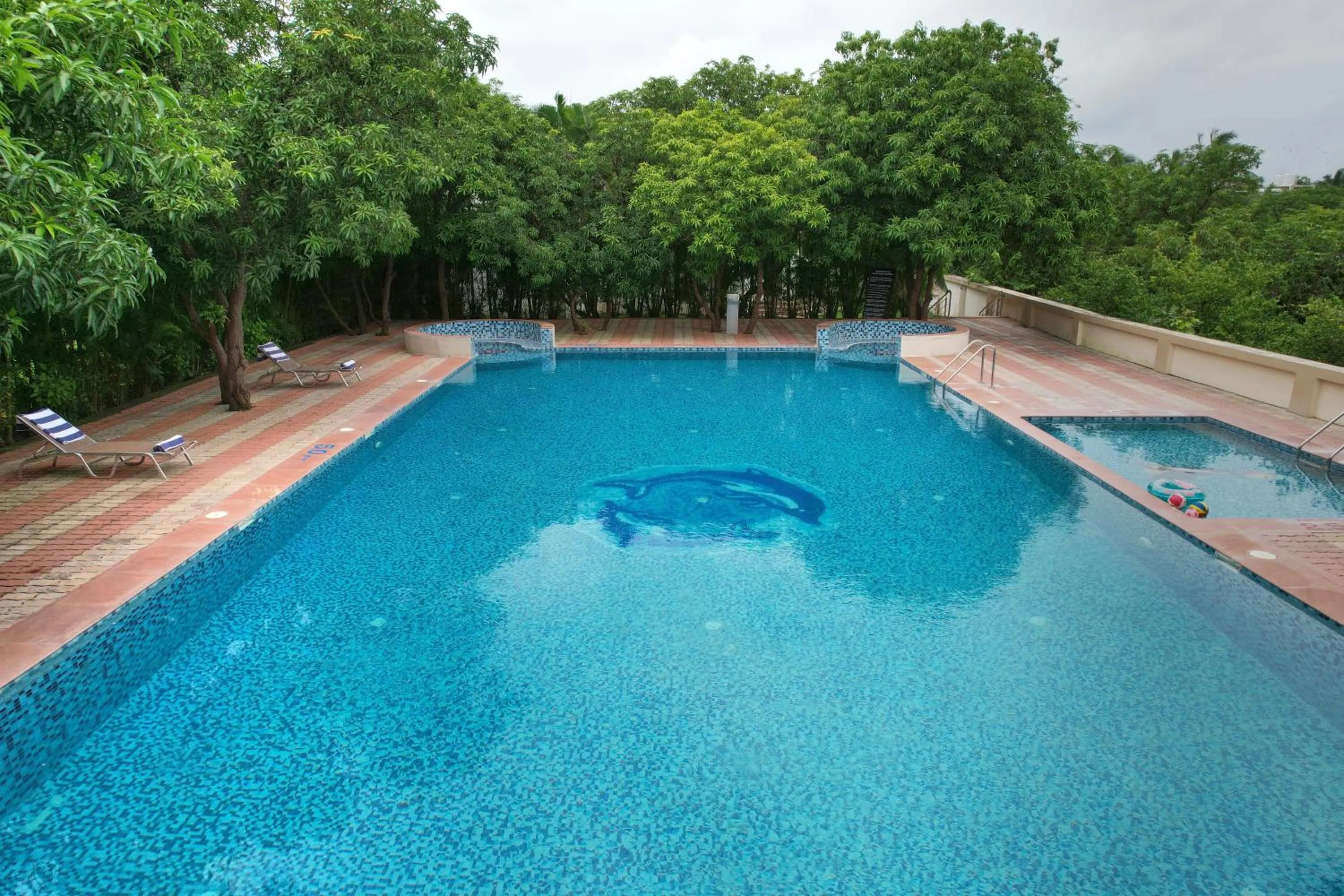 Swimming pool in Sarovar Portico Sasangir