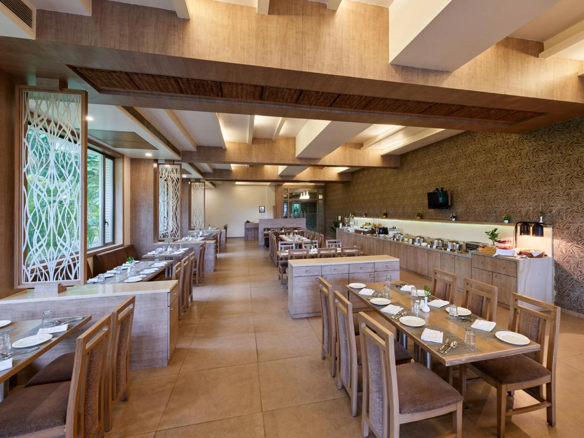 Restaurant/places to eat in Sarovar Portico Sasangir