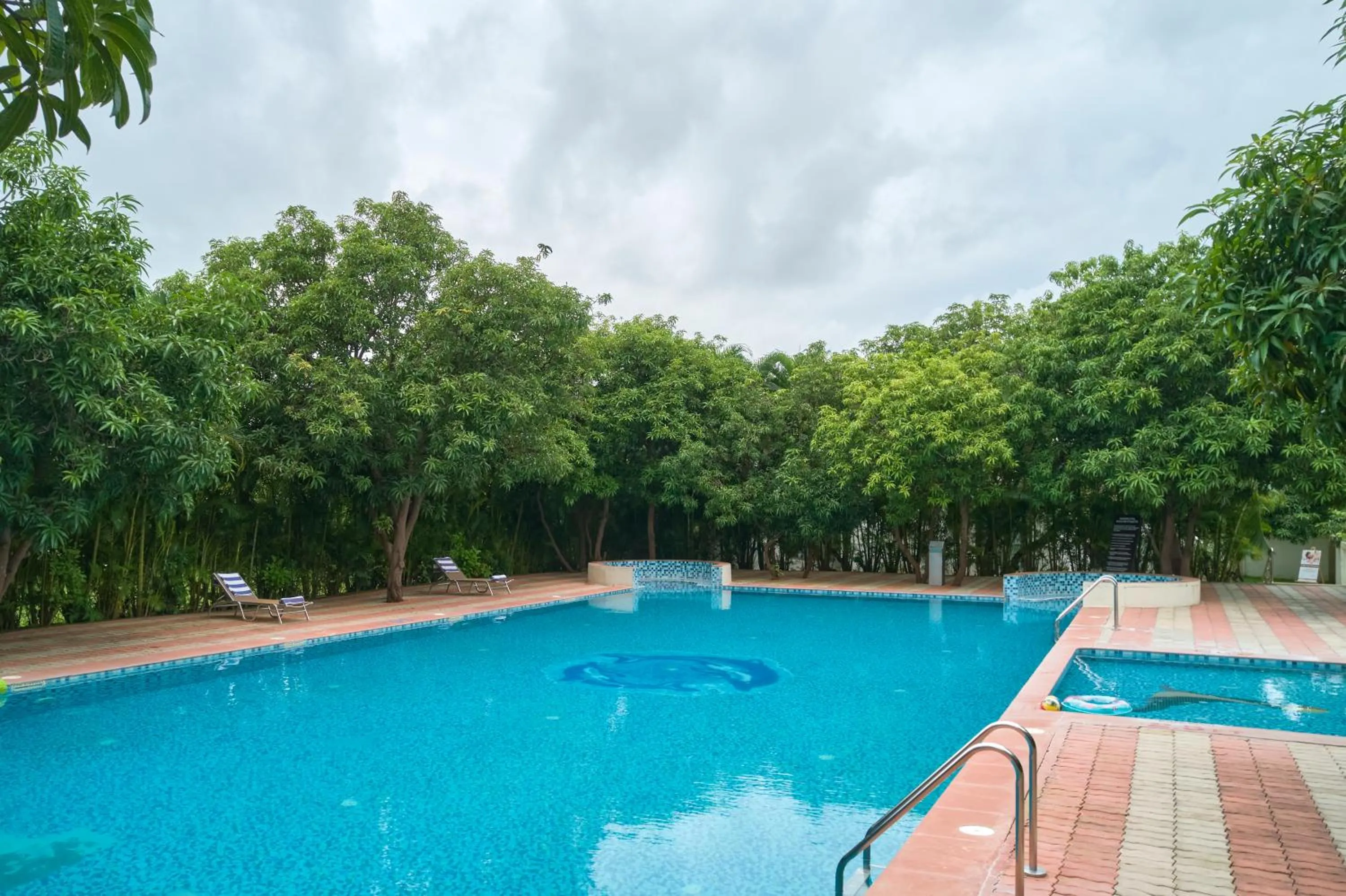 Swimming pool in Sarovar Portico Sasangir