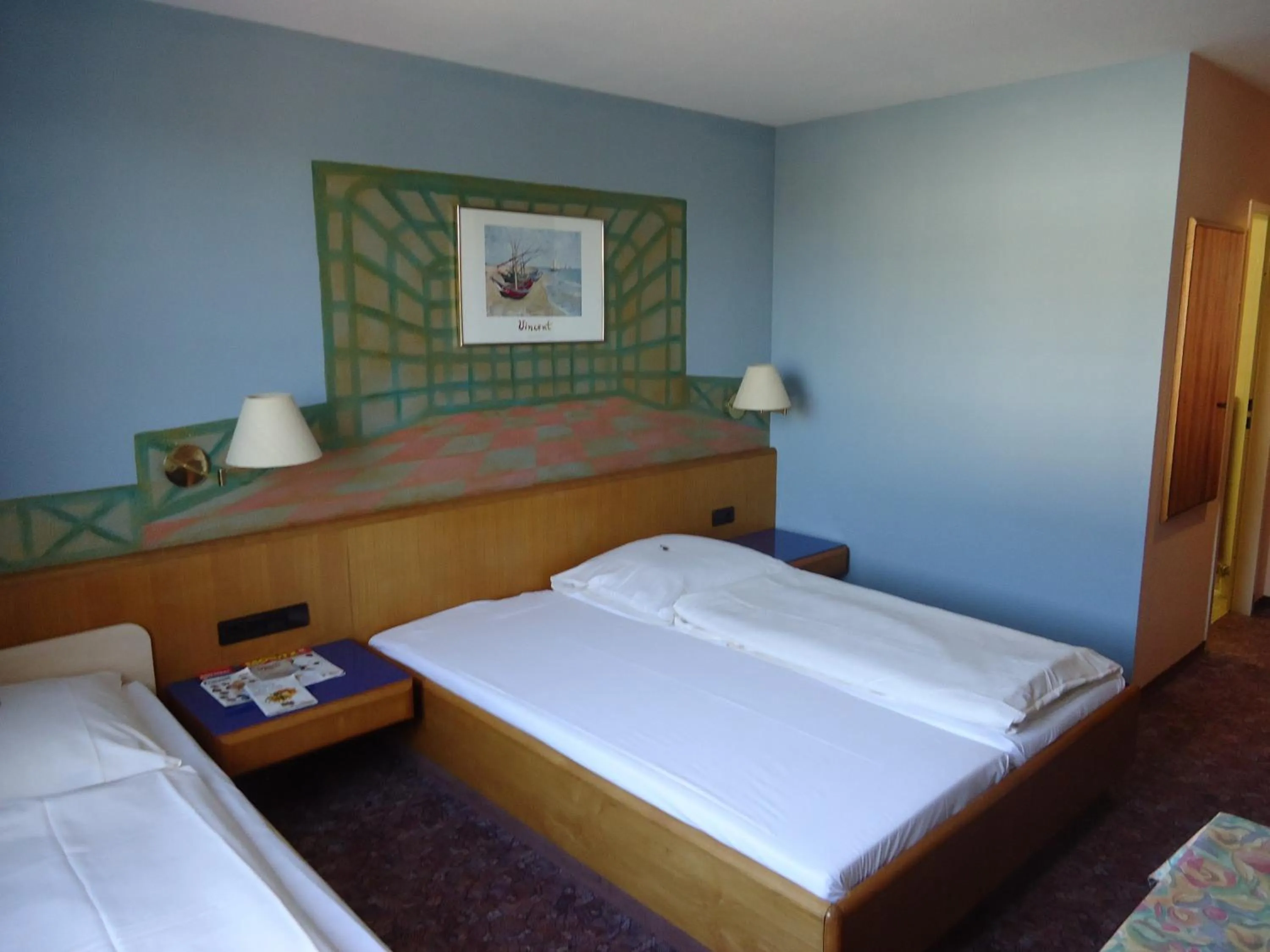 Bed in enjoyHotel garni Korntal Stuttgart b&b Parkplatz Sprinter Penny eTank