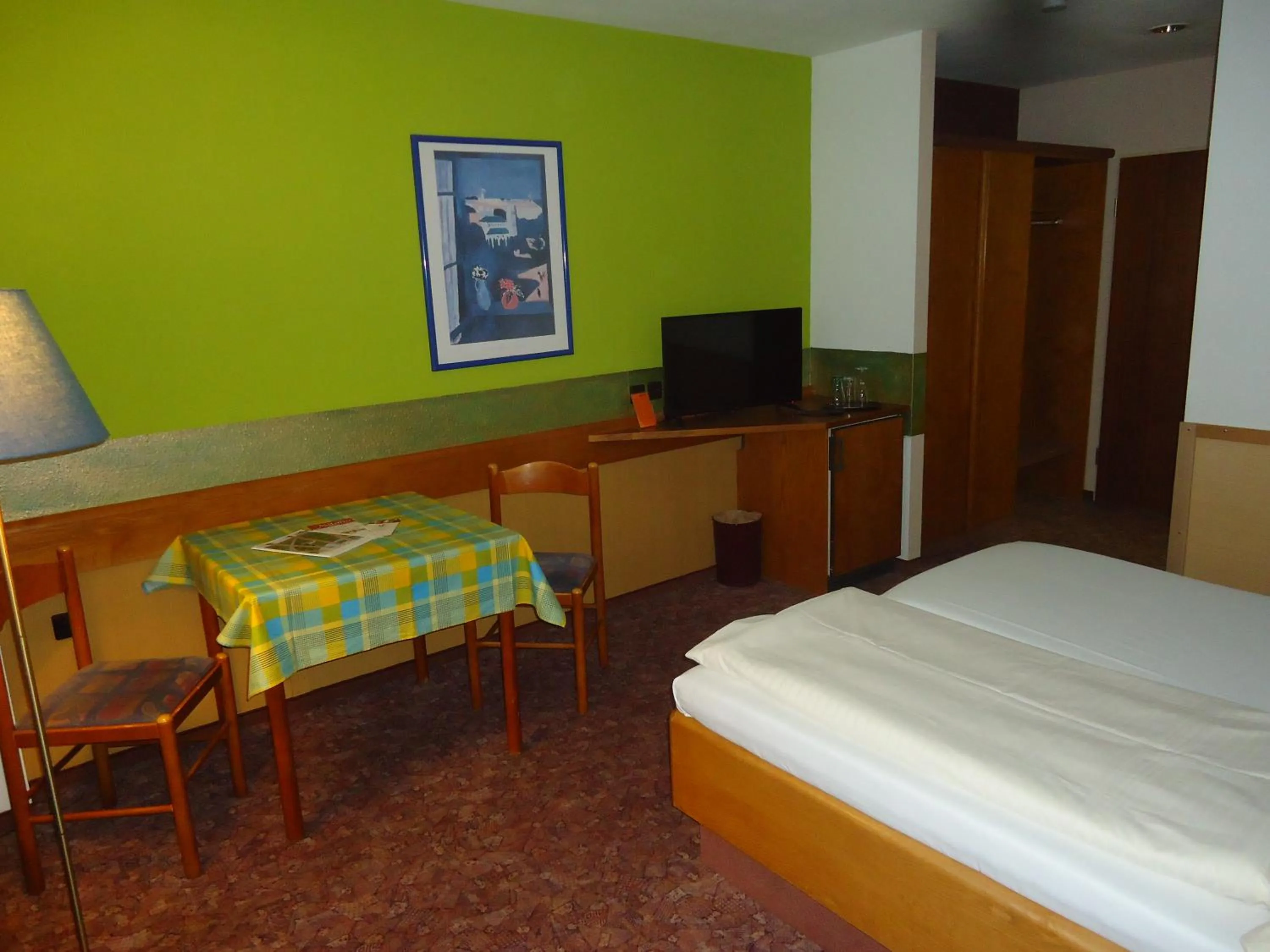 Bed in enjoyHotel garni Korntal Stuttgart b&b Parkplatz Sprinter Penny eTank