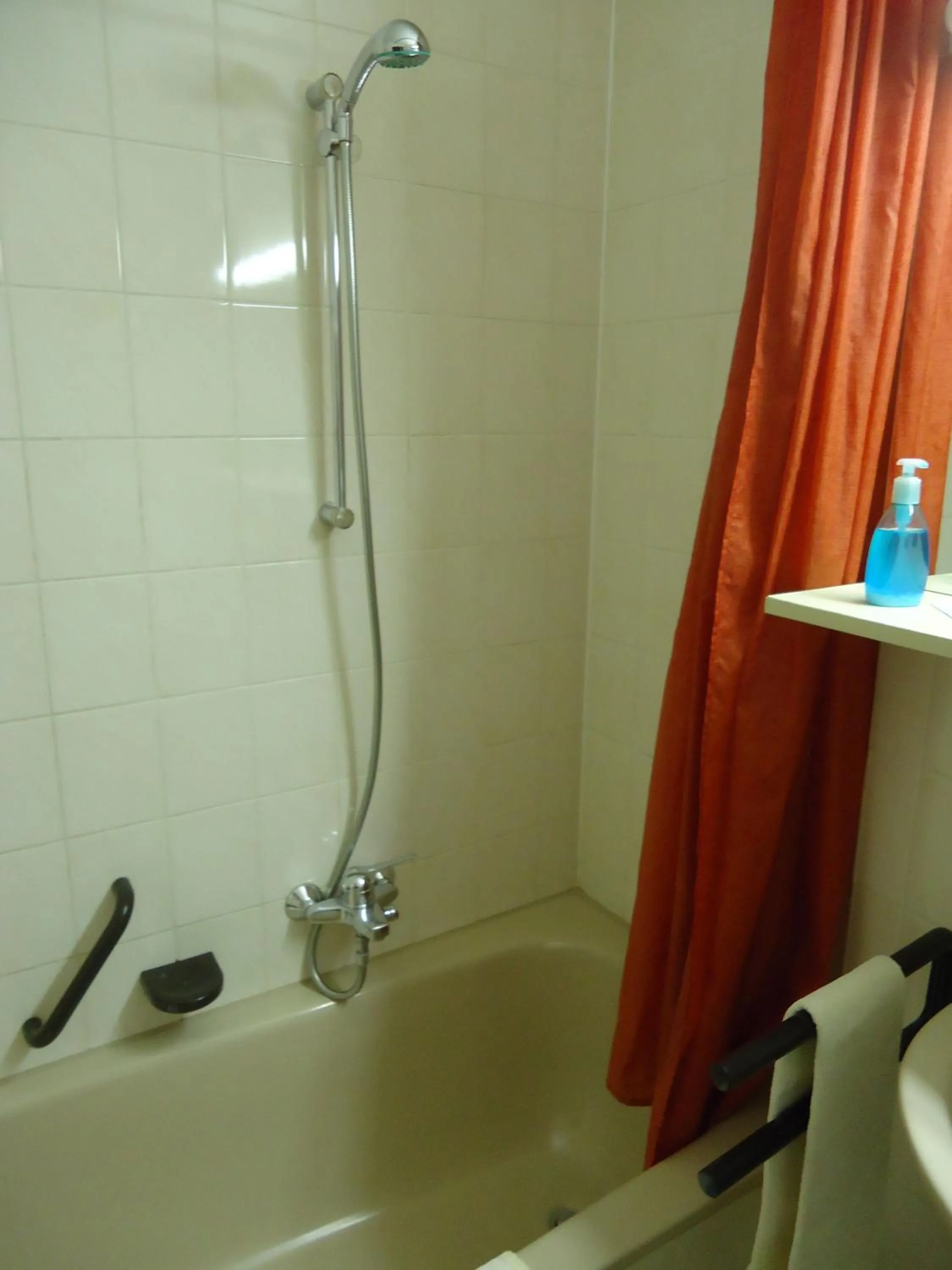 Shower in enjoyHotel garni Korntal Stuttgart b&b Parkplatz Sprinter Penny eTank