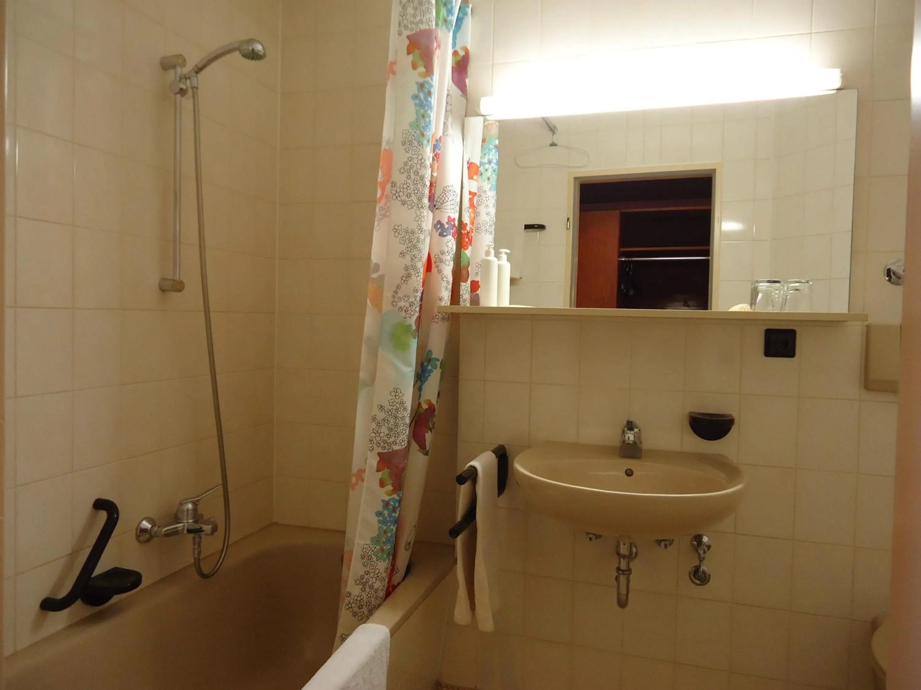 Bathroom in enjoyHotel garni Korntal Stuttgart b&b Parkplatz Sprinter Penny eTank