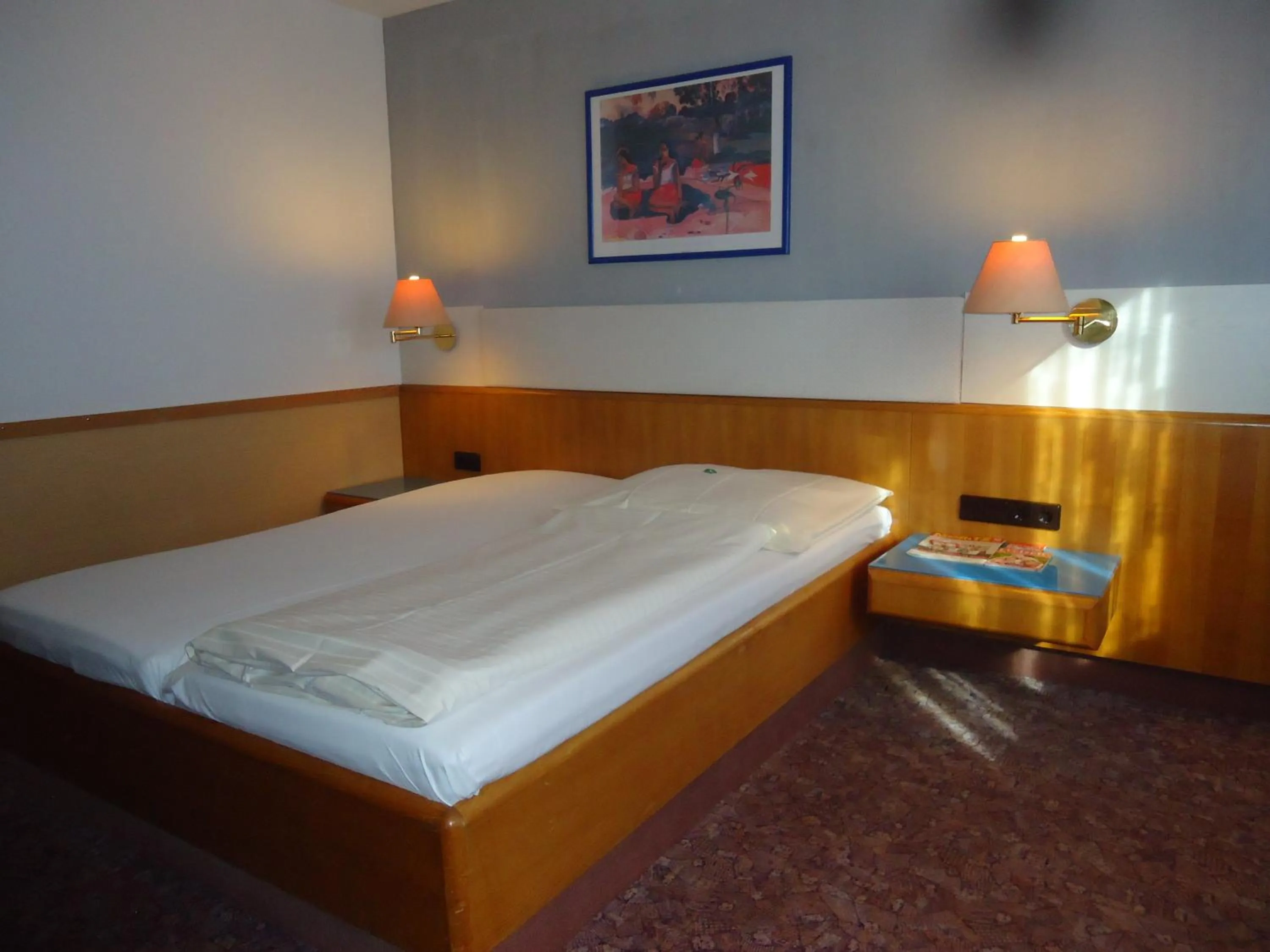 Decorative detail, Bed in enjoyHotel garni Korntal Stuttgart b&b Parkplatz Sprinter Penny eTank