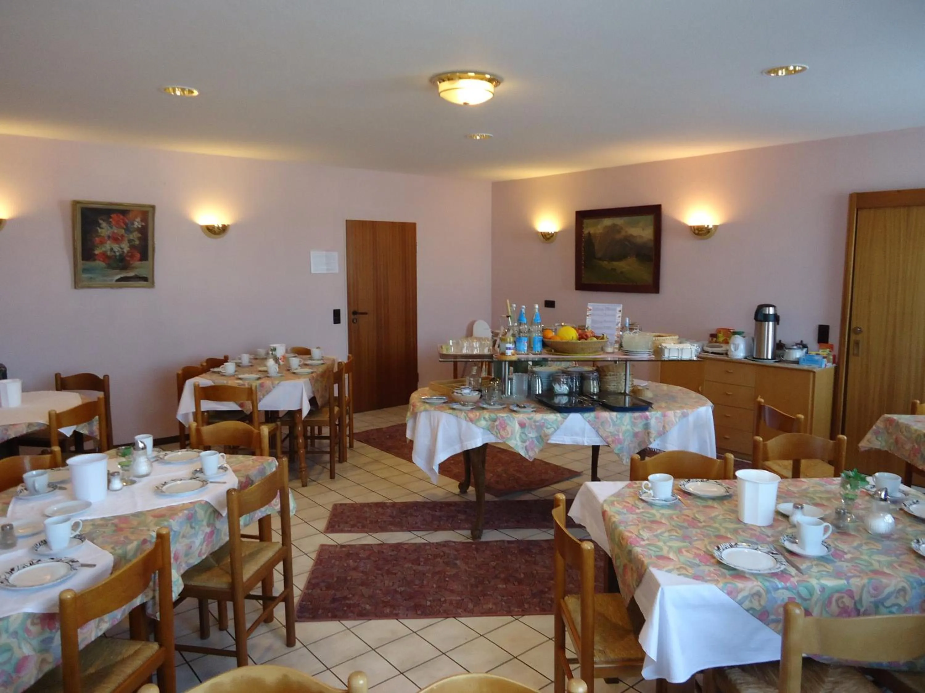 Restaurant/places to eat in enjoyHotel garni Korntal Stuttgart b&b Parkplatz Sprinter Penny eTank