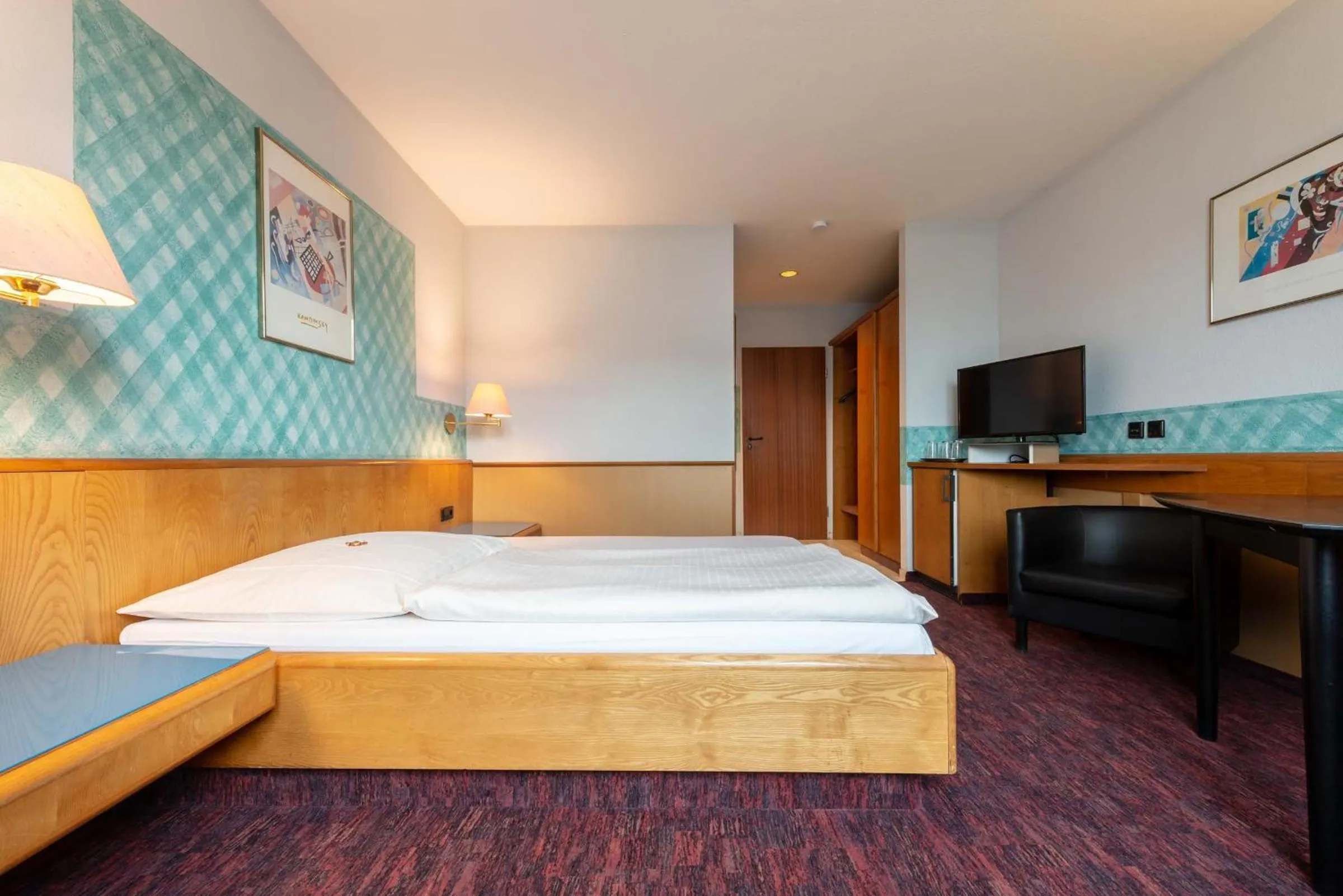 Decorative detail, Bed in enjoyHotel garni Korntal Stuttgart b&b Parkplatz Sprinter Penny eTank