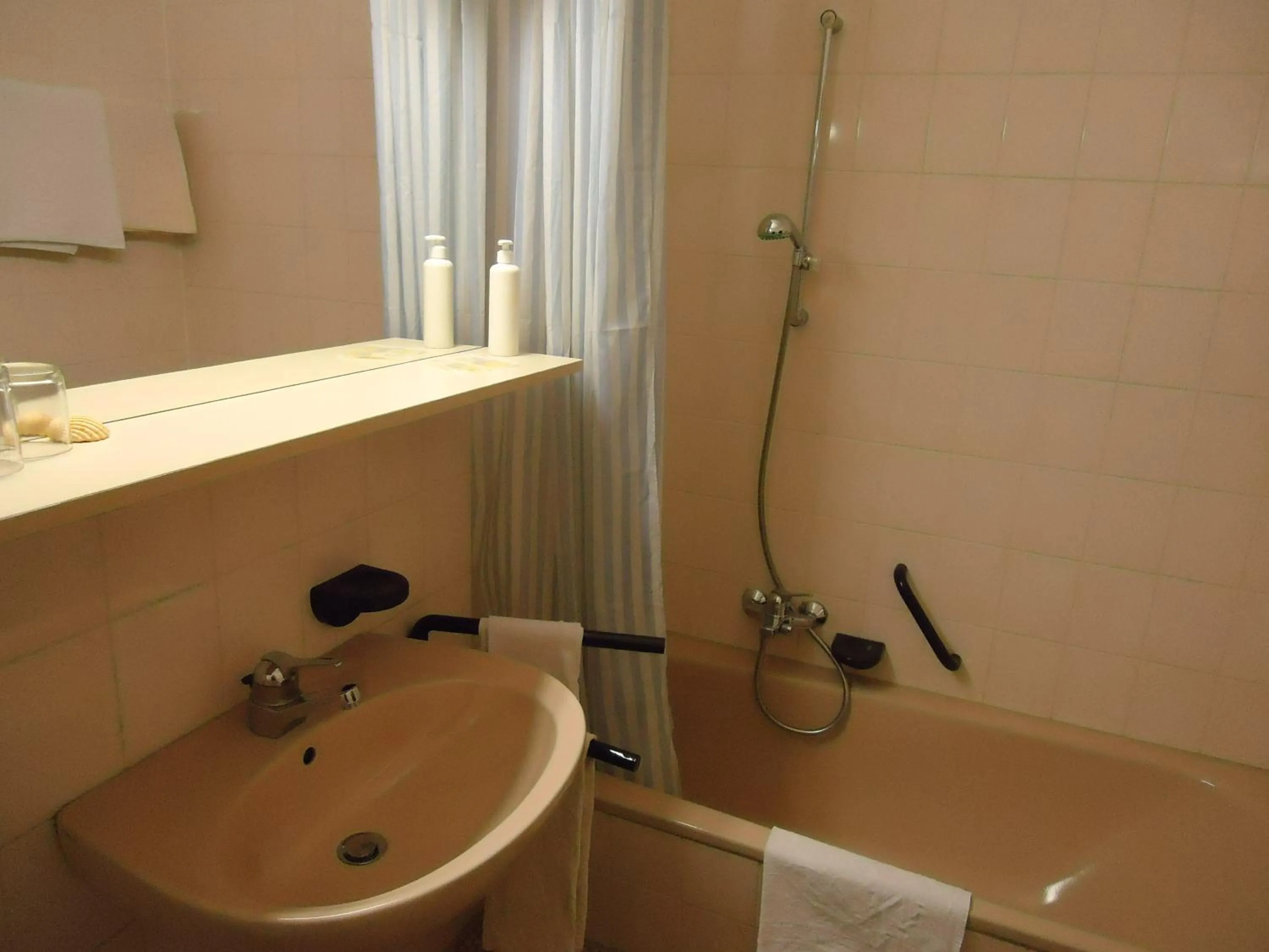 Bathroom in enjoyHotel garni Korntal Stuttgart b&b Parkplatz Sprinter Penny eTank