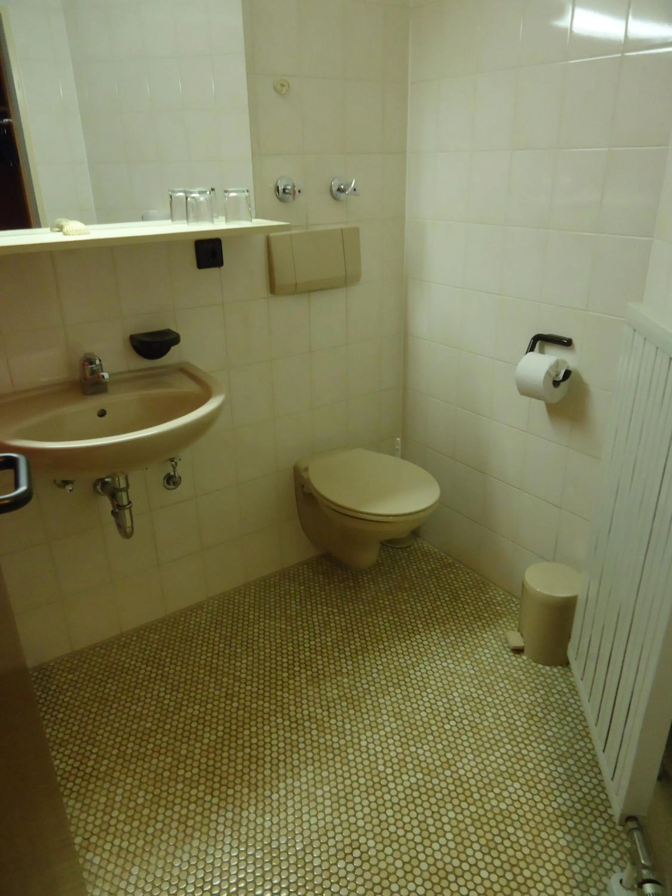 Toilet in enjoyHotel garni Korntal Stuttgart b&b Parkplatz Sprinter Penny eTank