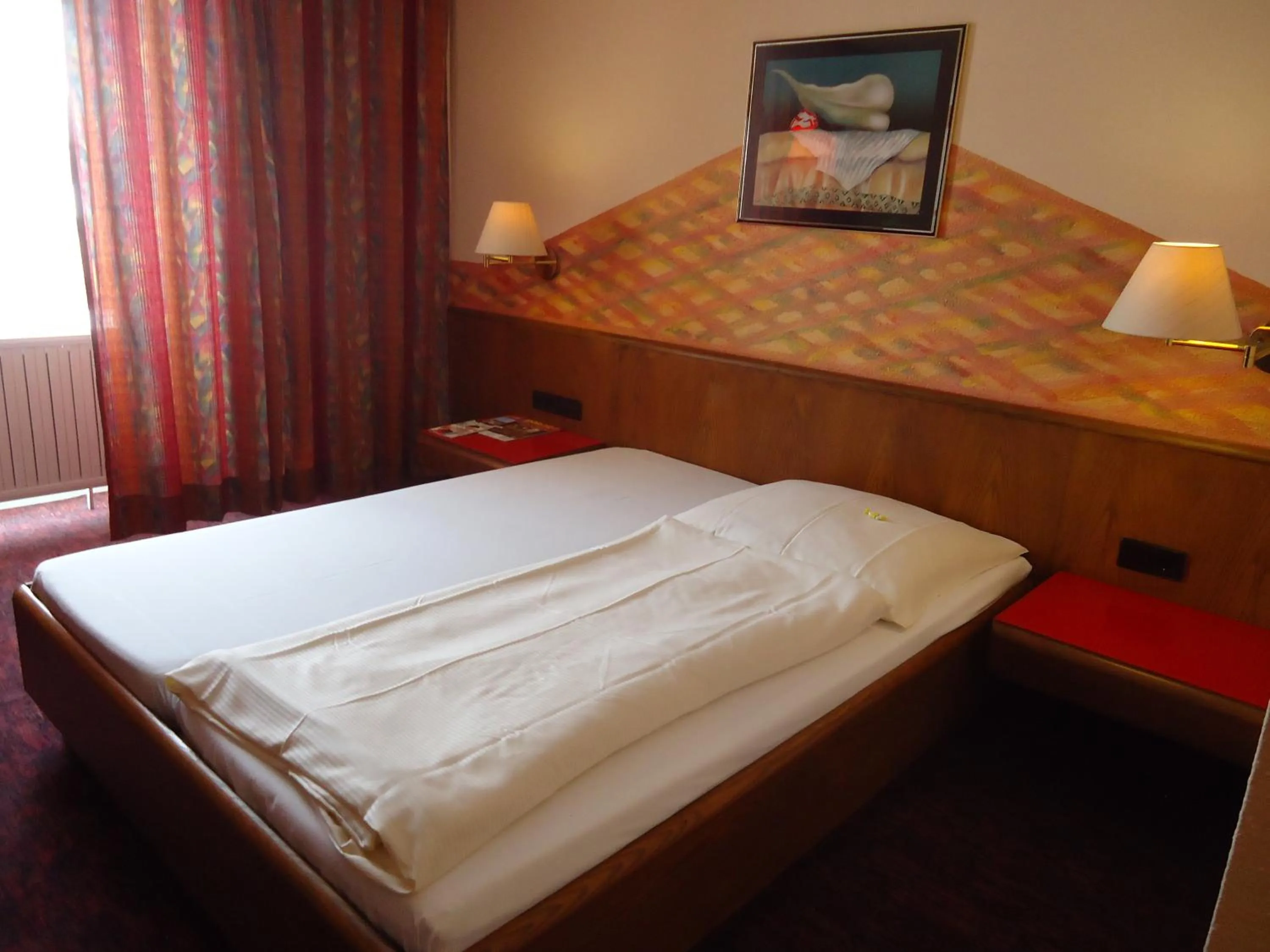 Bed in enjoyHotel garni Korntal Stuttgart b&b Parkplatz Sprinter Penny eTank