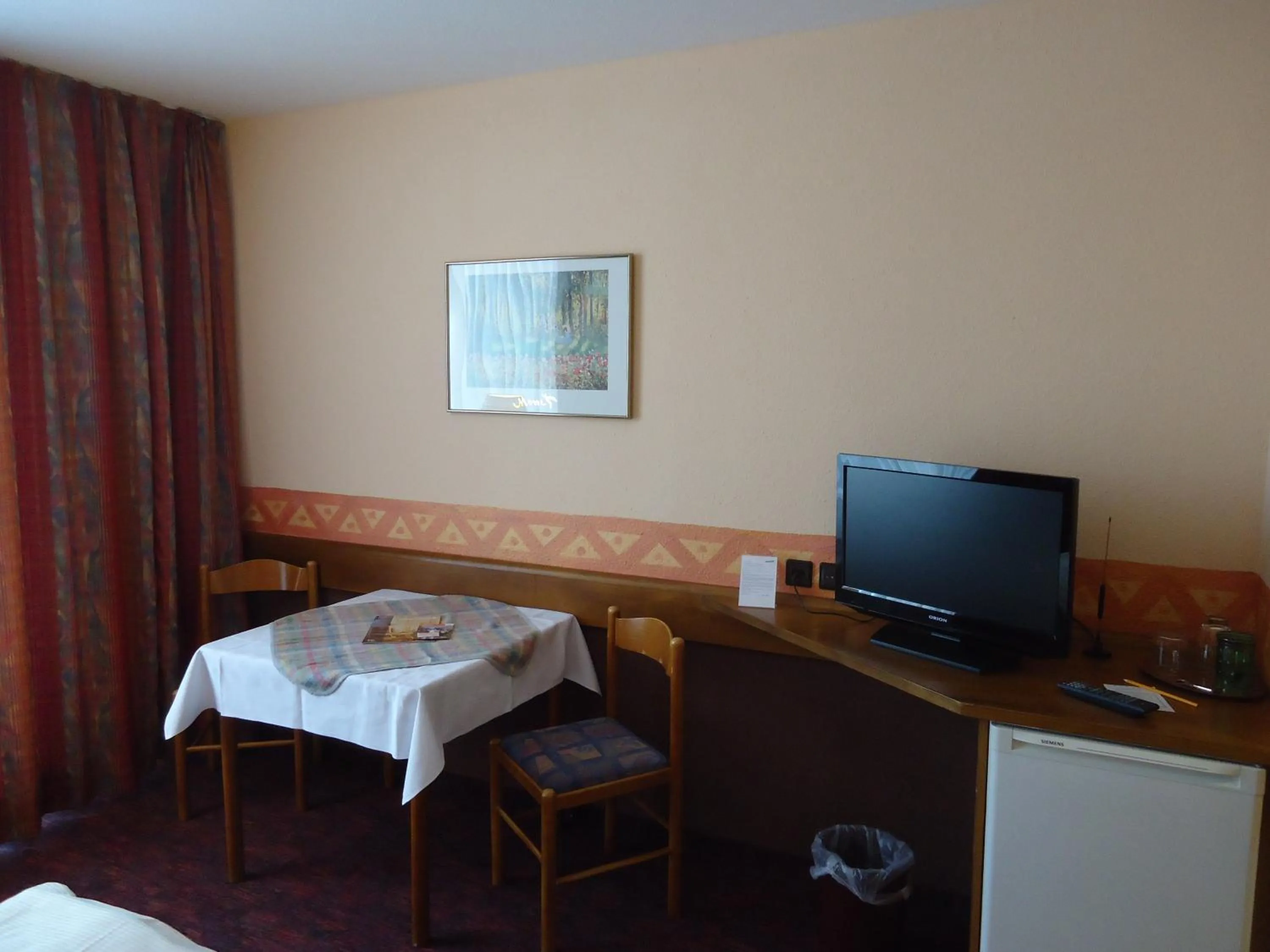 TV and multimedia in enjoyHotel garni Korntal Stuttgart b&b Parkplatz Sprinter Penny eTank