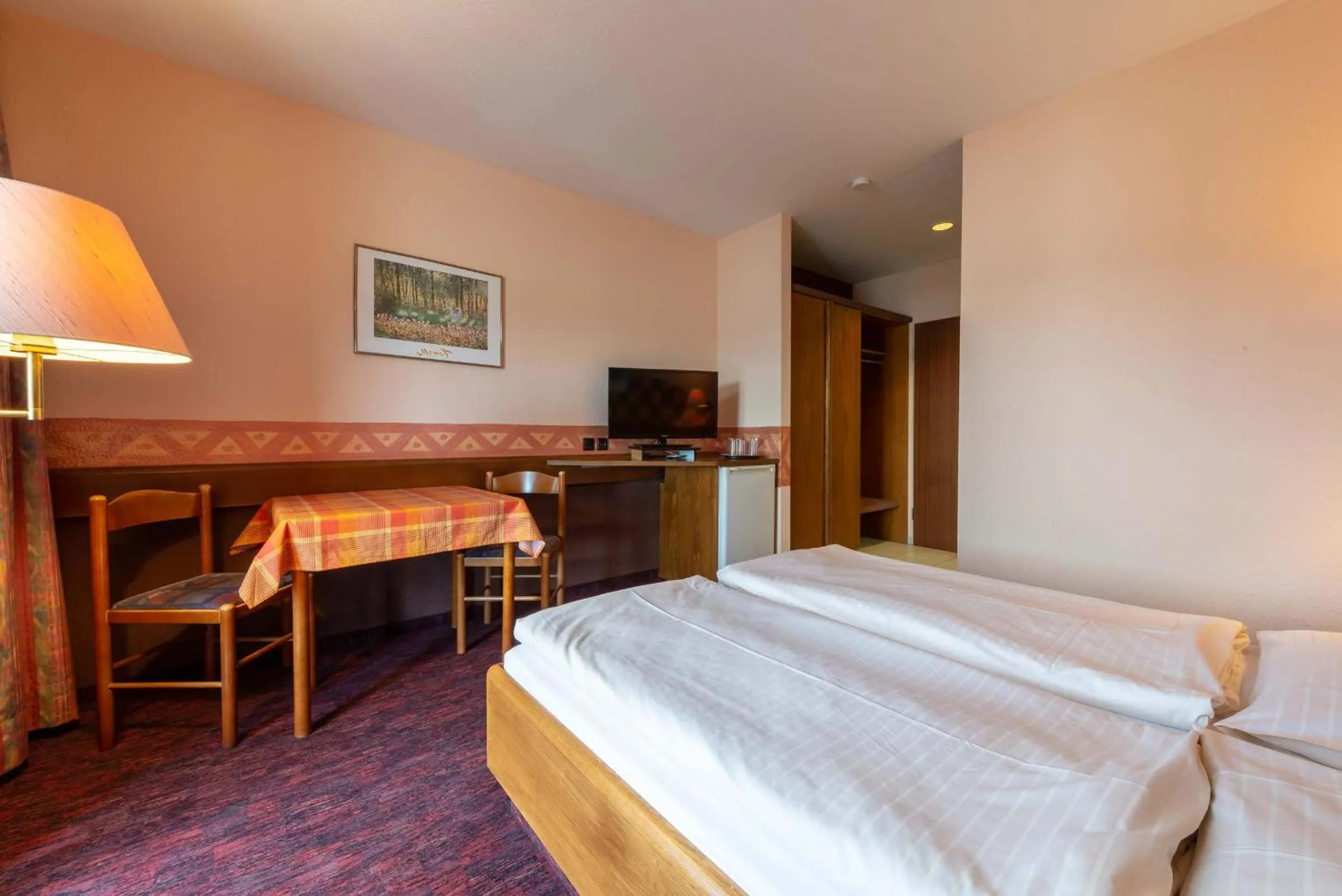 Photo of the whole room, Bed in enjoyHotel garni Korntal Stuttgart b&b Parkplatz Sprinter Penny eTank