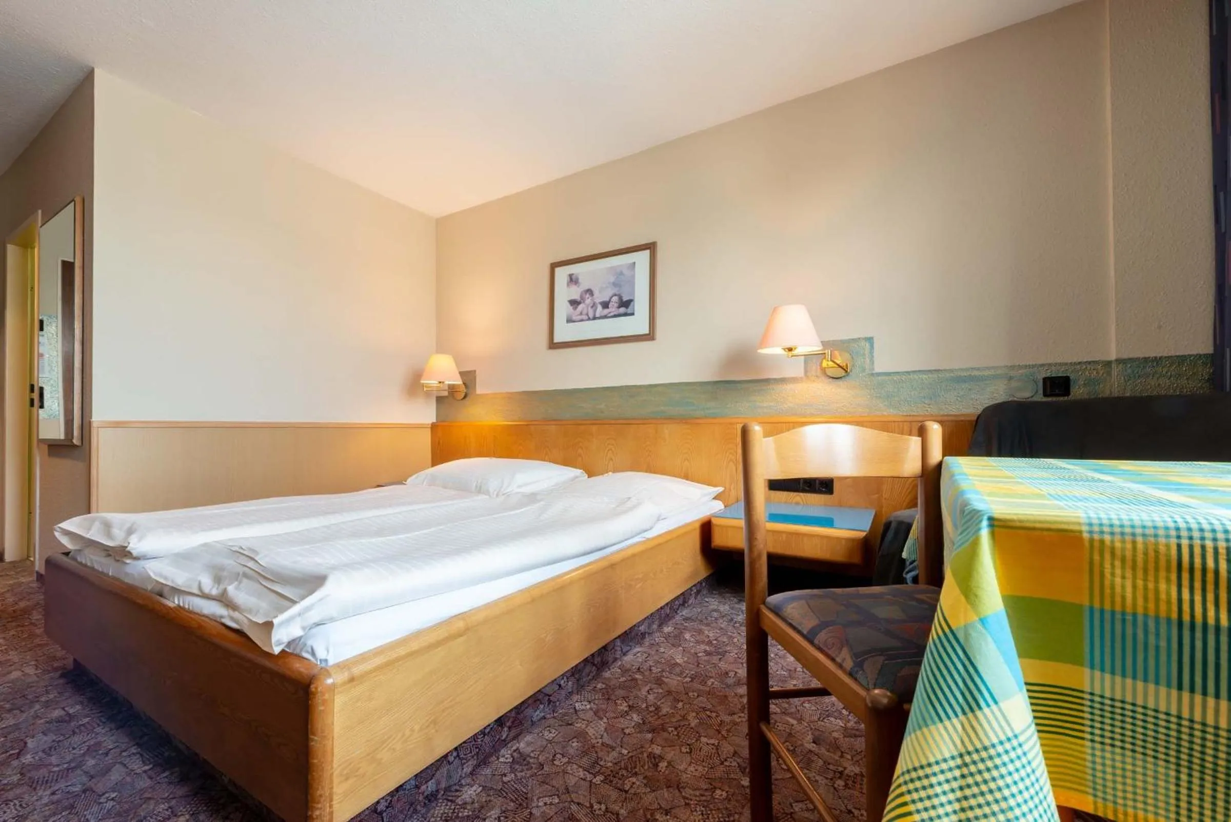 Bed in enjoyHotel garni Korntal Stuttgart b&b Parkplatz Sprinter Penny eTank