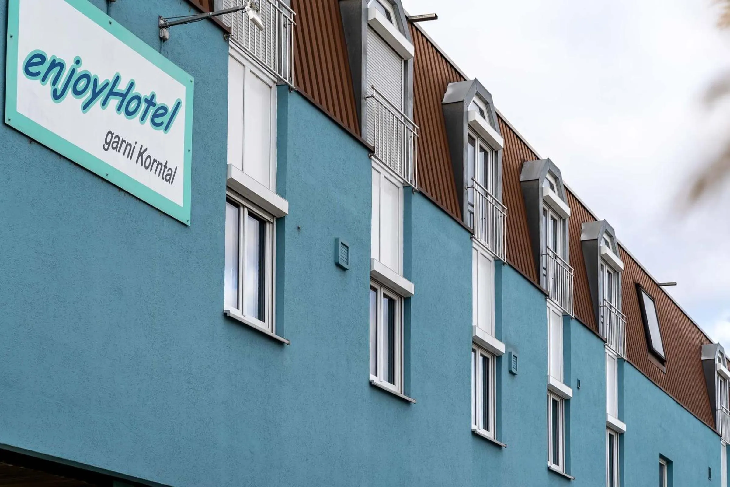 Property building in enjoyHotel garni Korntal Stuttgart b&b Parkplatz Sprinter Penny eTank