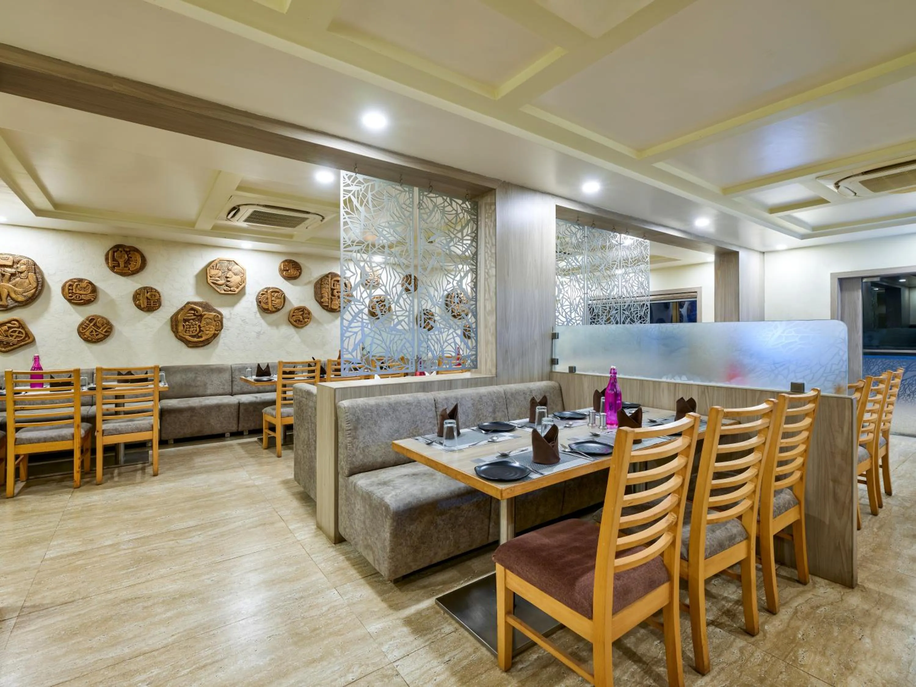 Restaurant/places to eat in Pride Biznotel Sasan Gir