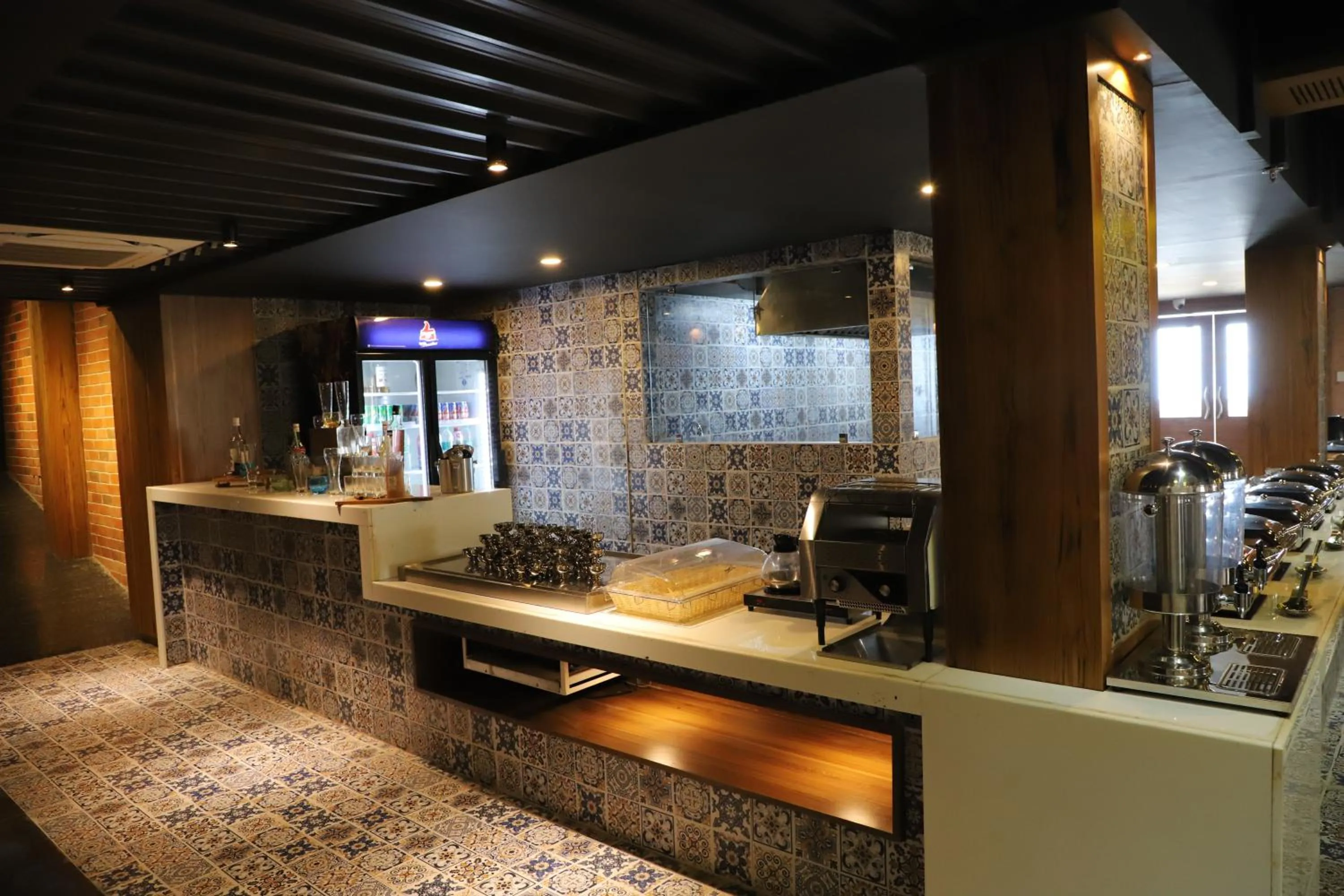 Restaurant/places to eat in Regenta Inn Morbi