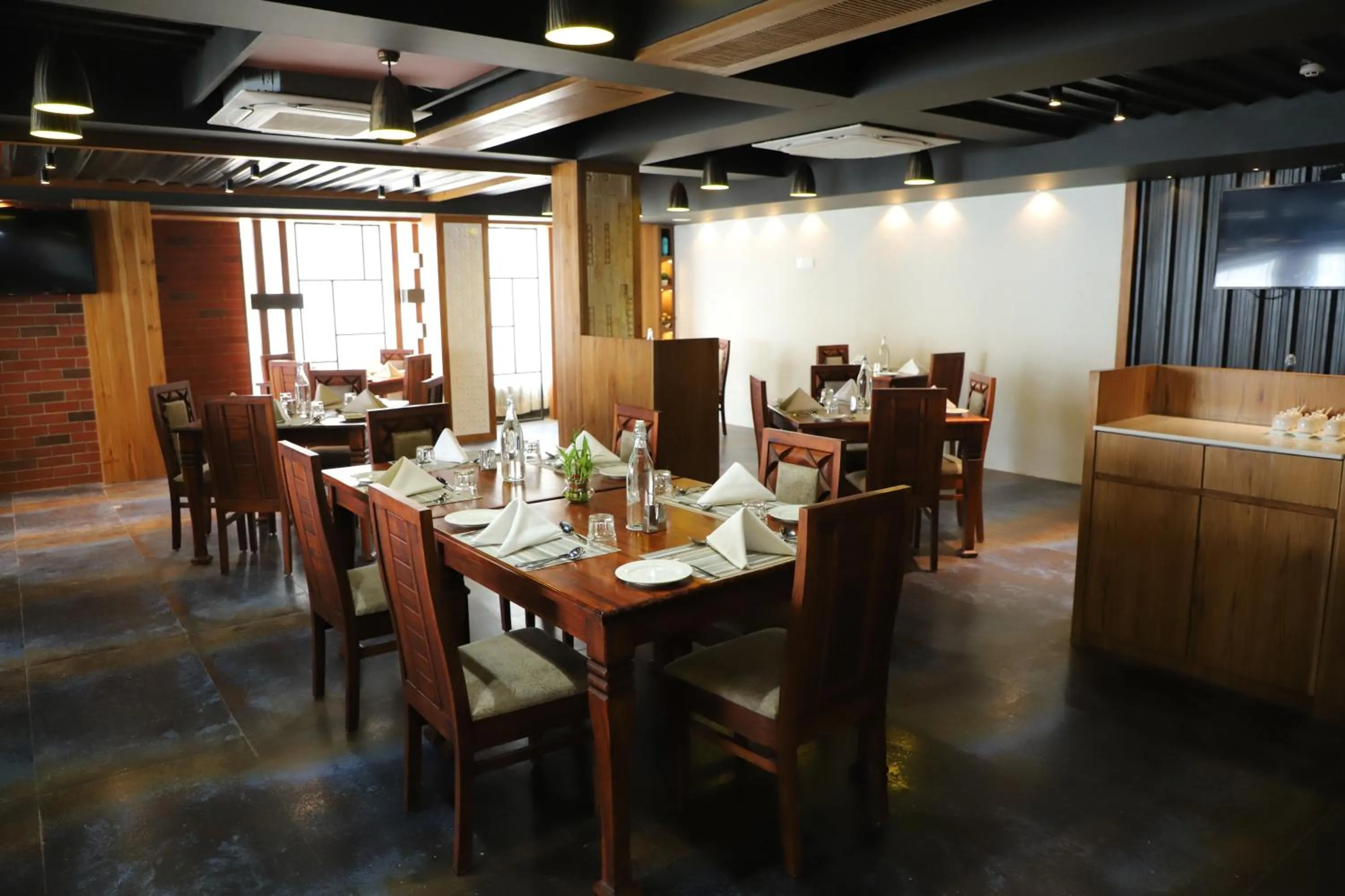 Restaurant/places to eat in Regenta Inn Morbi
