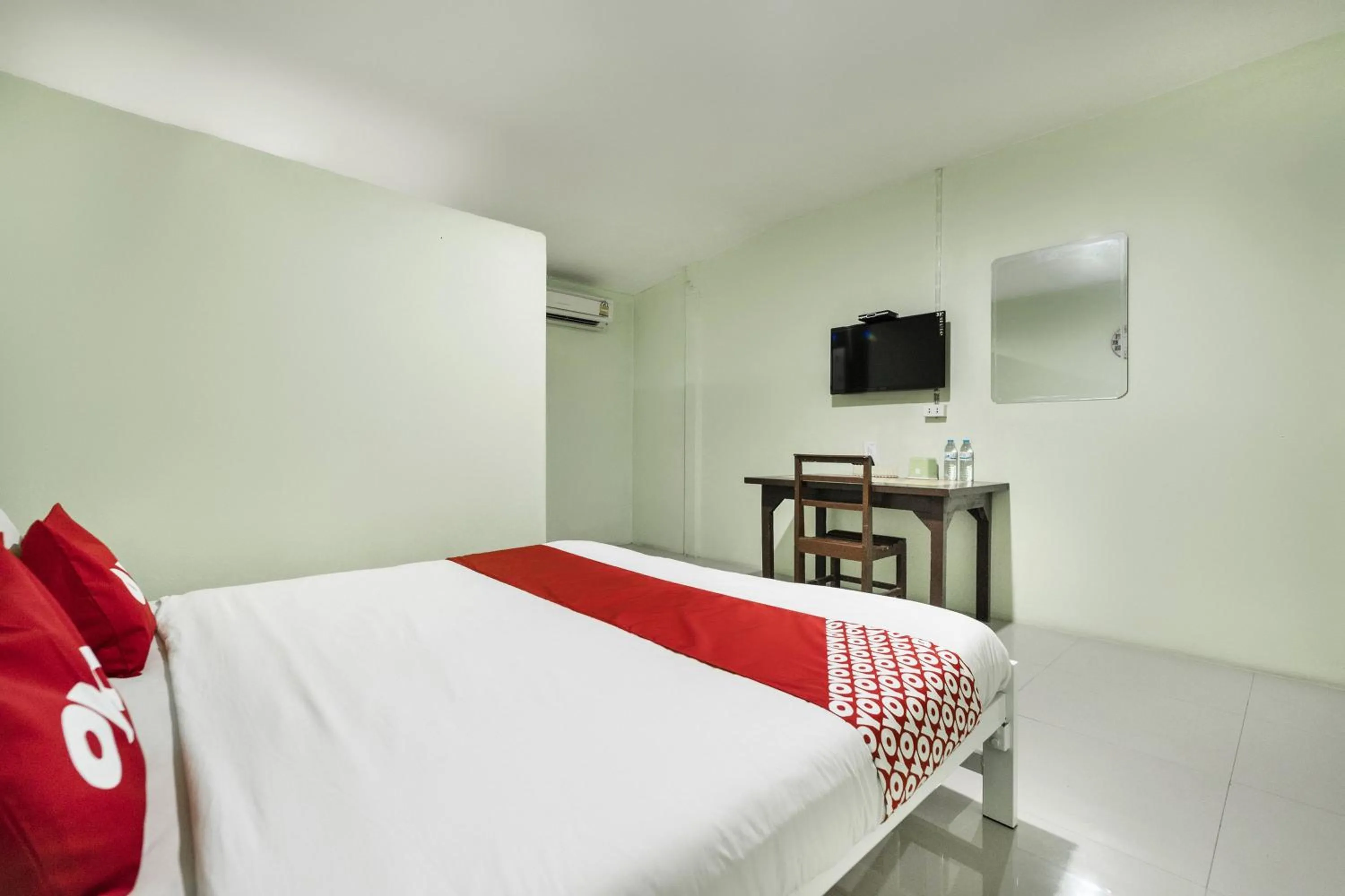 Photo of the whole room, Bed in I Oun Inn