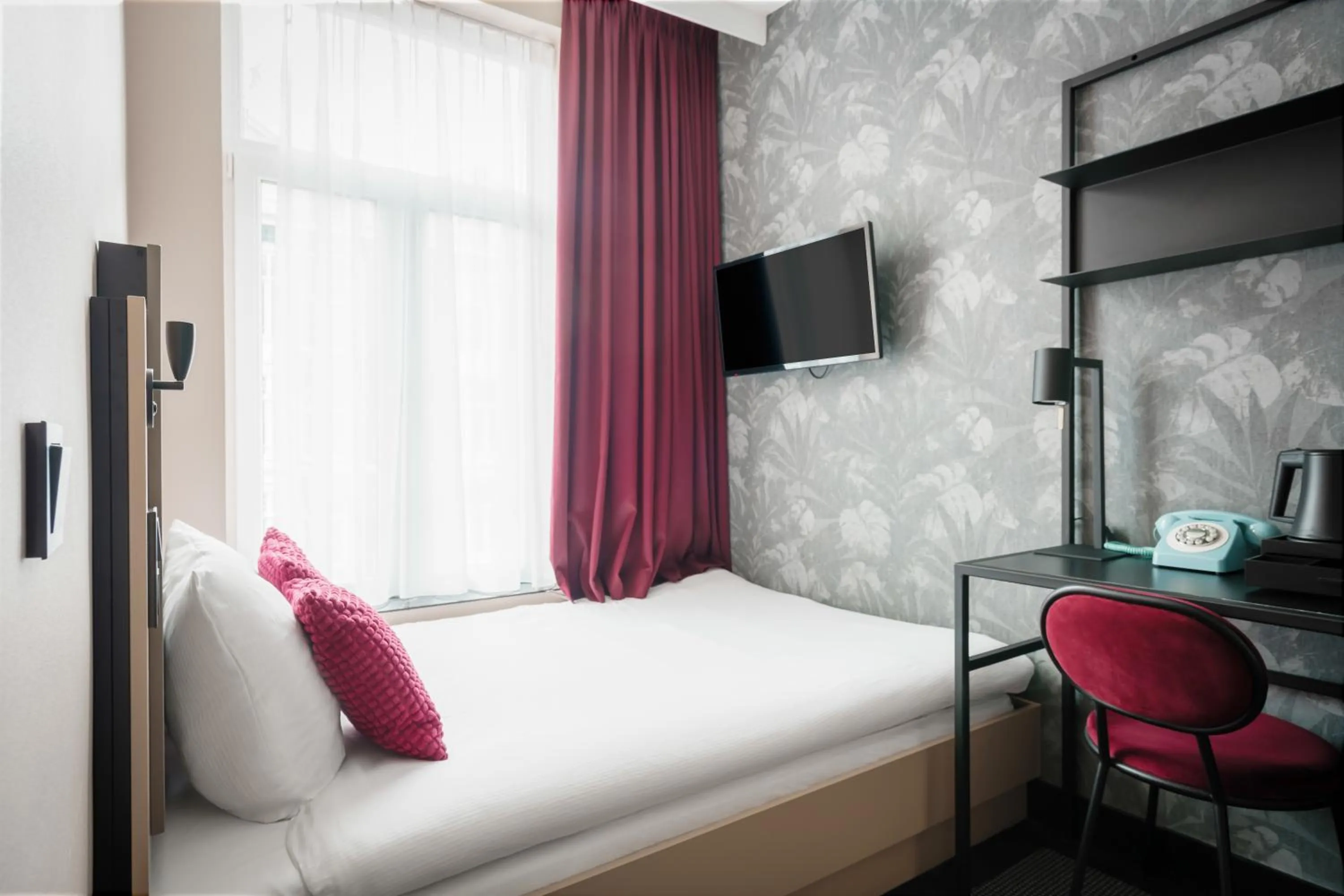 Photo of the whole room, Bed in Krisotel