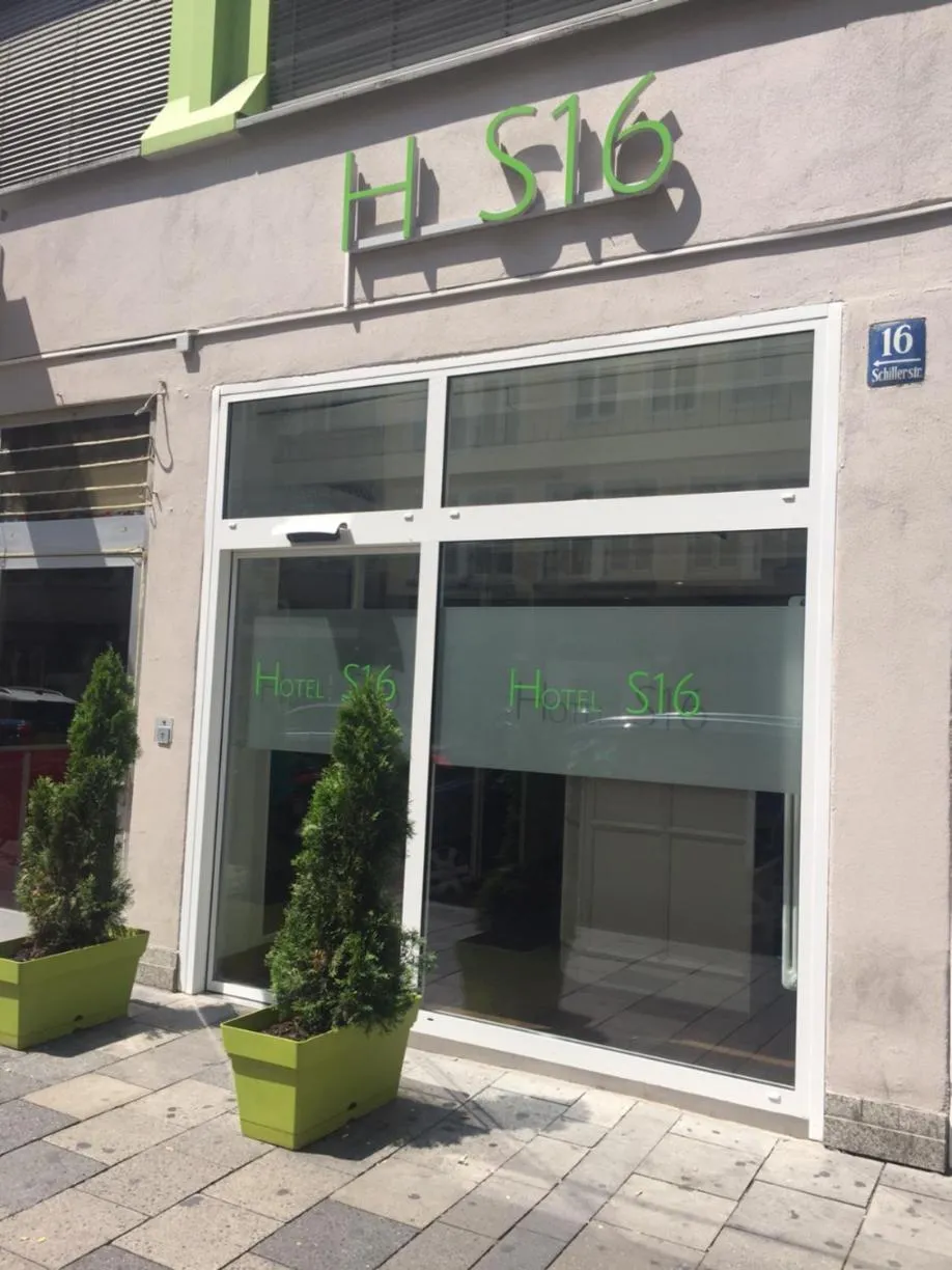 Facade/entrance in Hotel S16