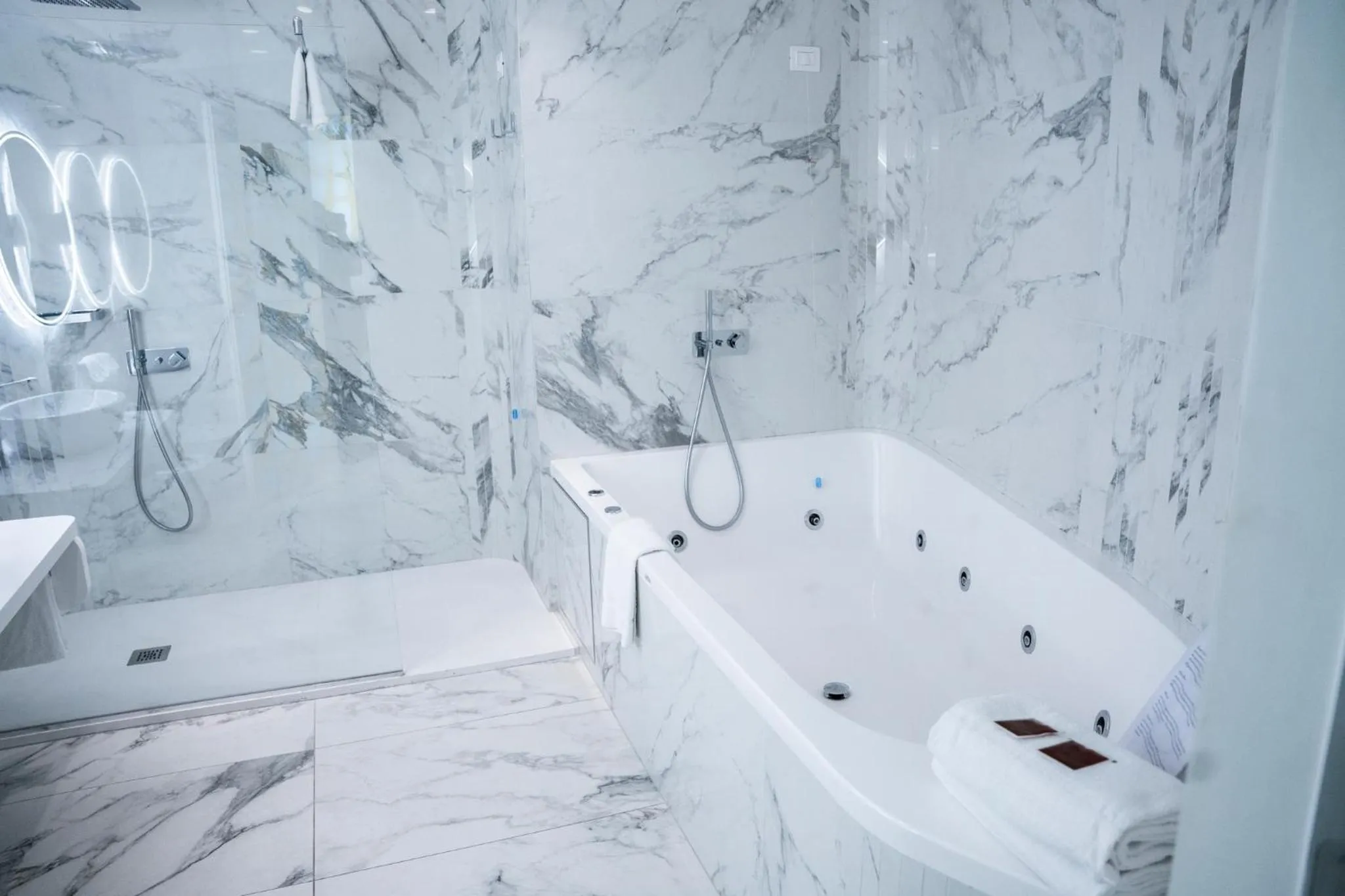 Hot Tub in Soul Art Hotel