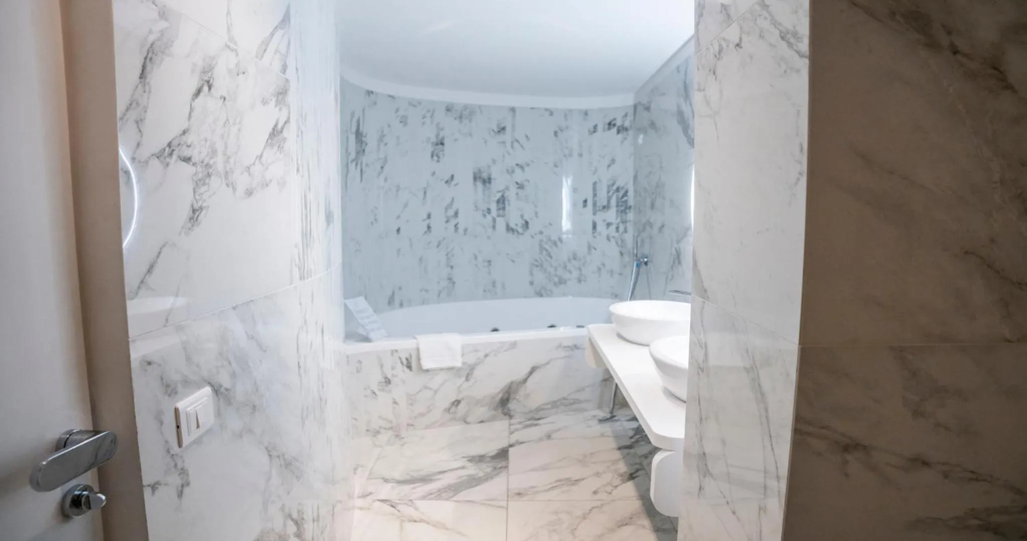 Bathroom, Bed in Soul Art Hotel