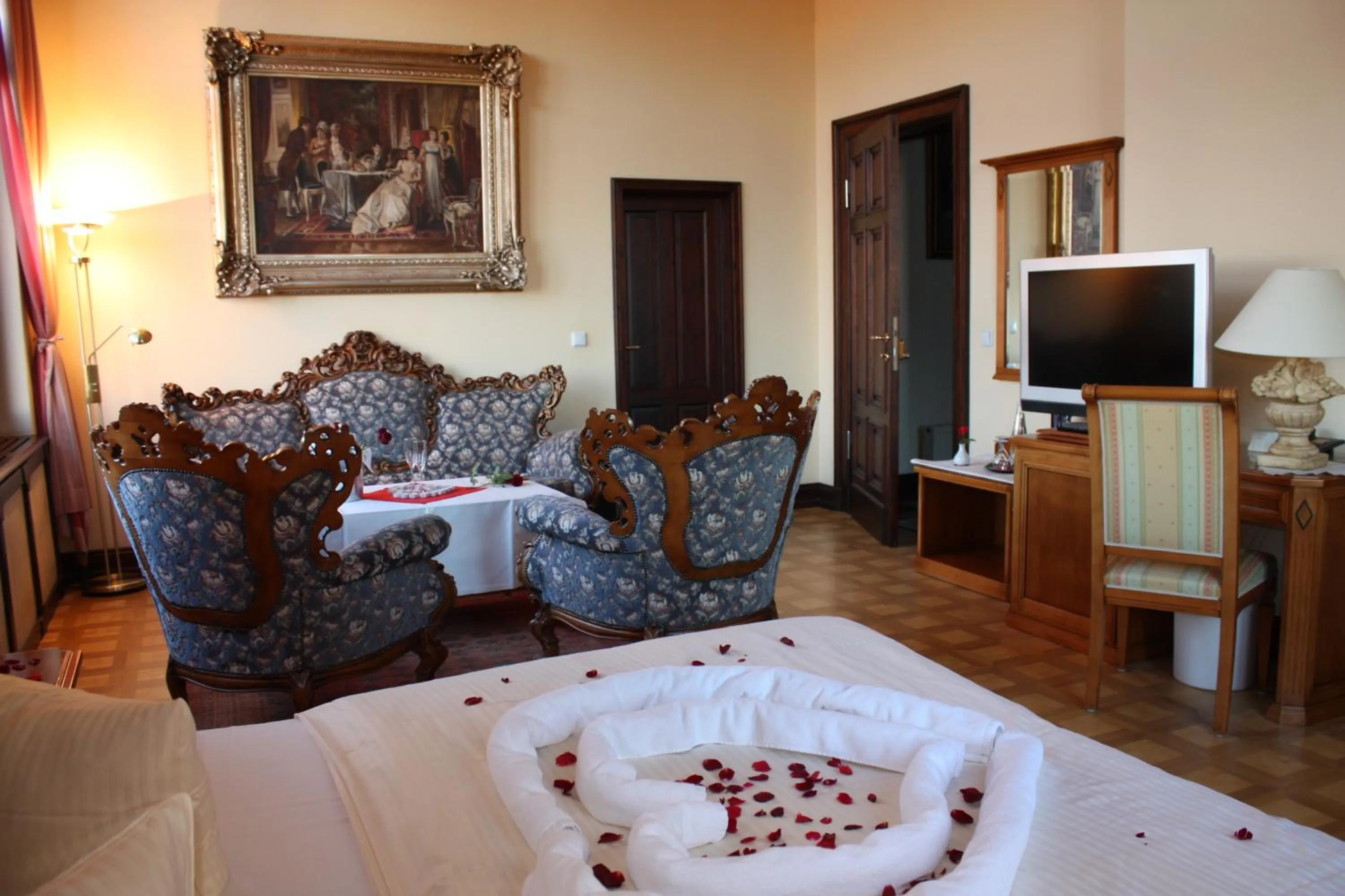 Photo of the whole room, Bed in Schlosshotel zum Markgrafen