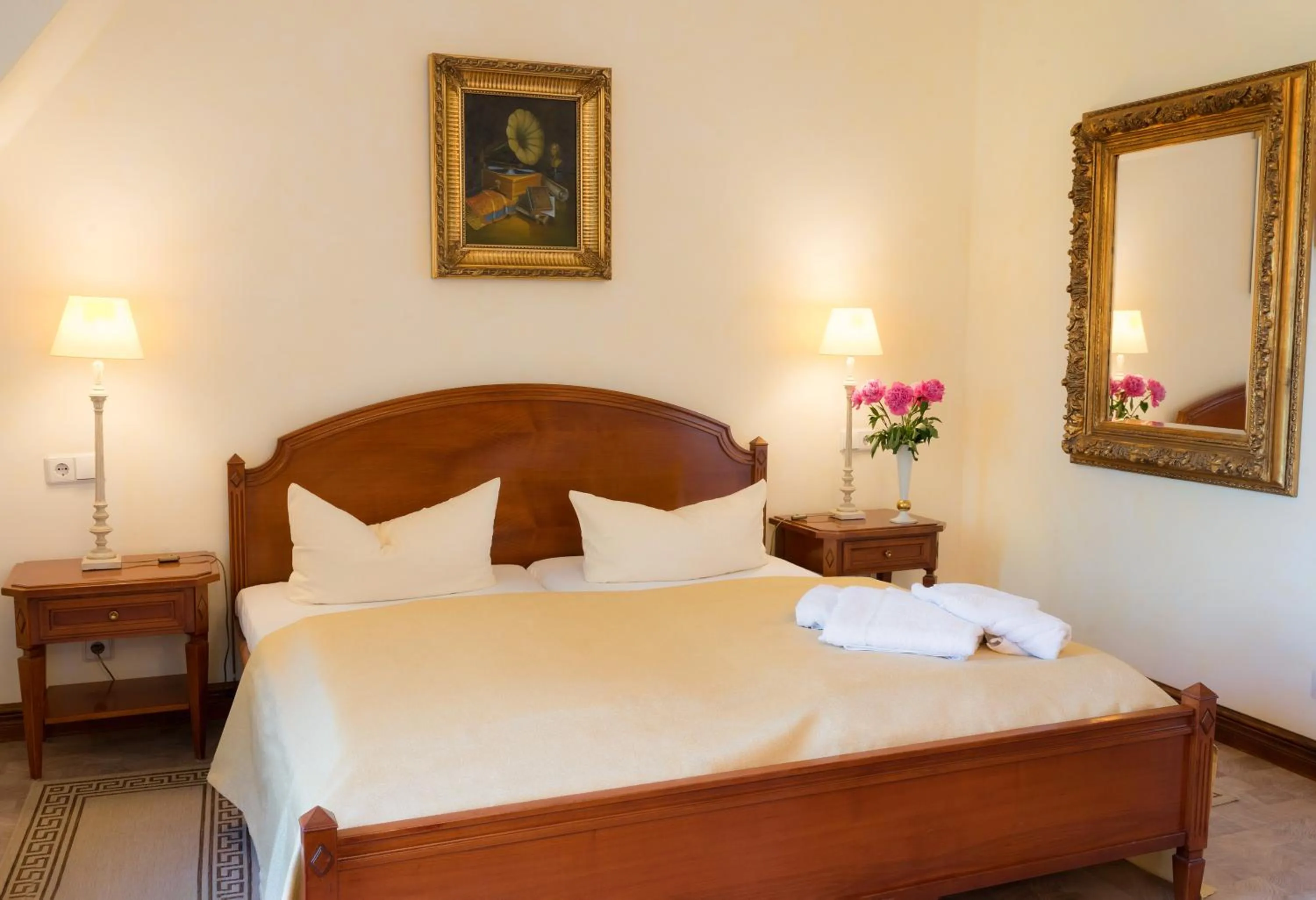 Photo of the whole room, Bed in Schlosshotel zum Markgrafen