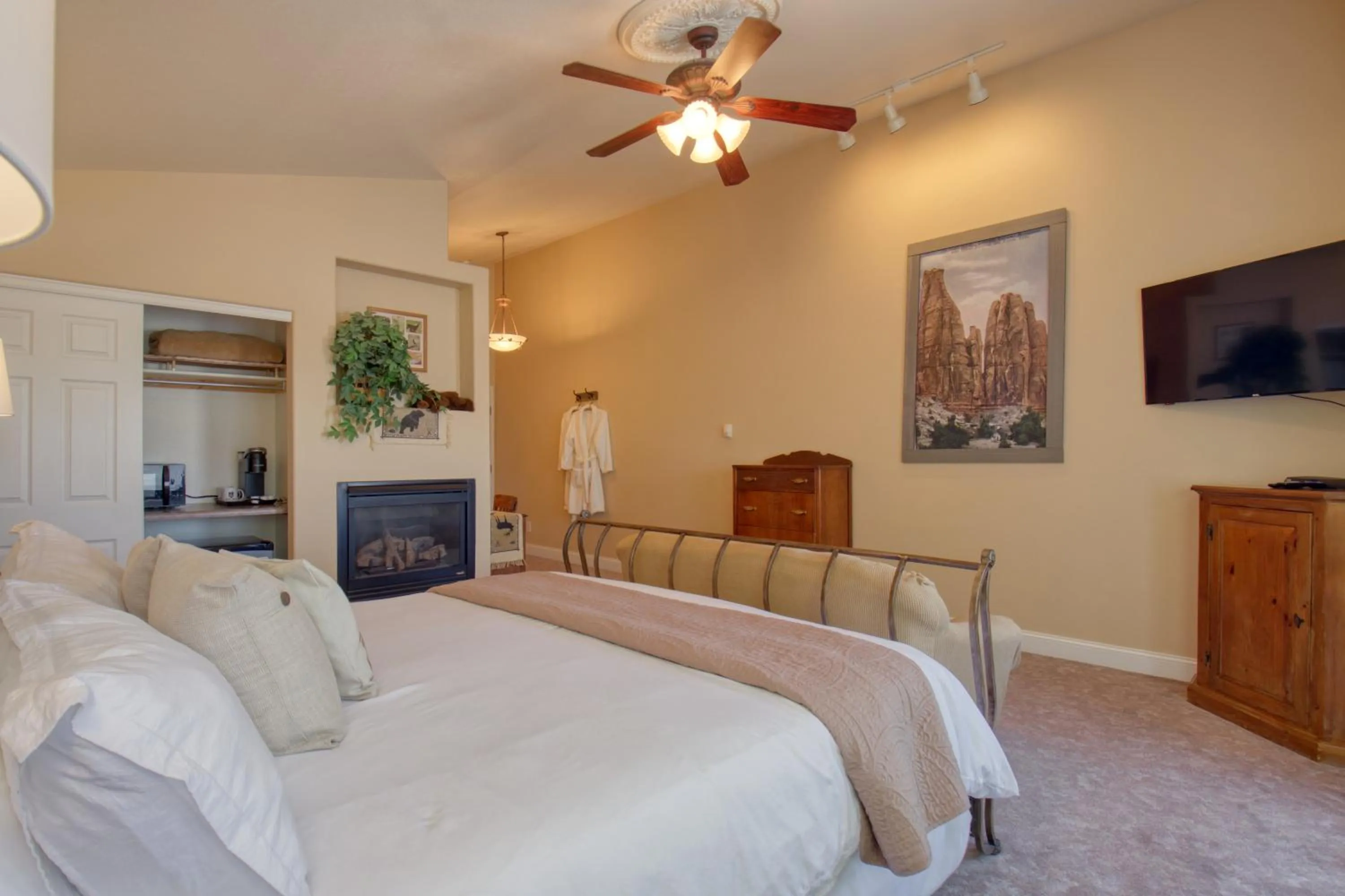 Property building, Bed in Castle Creek Manor