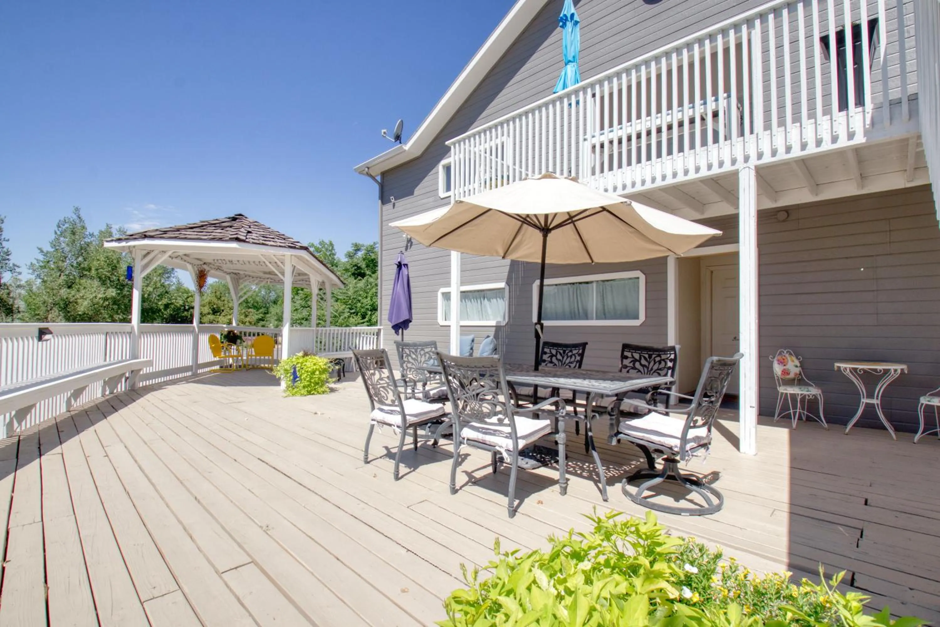 Property building in Castle Creek Manor