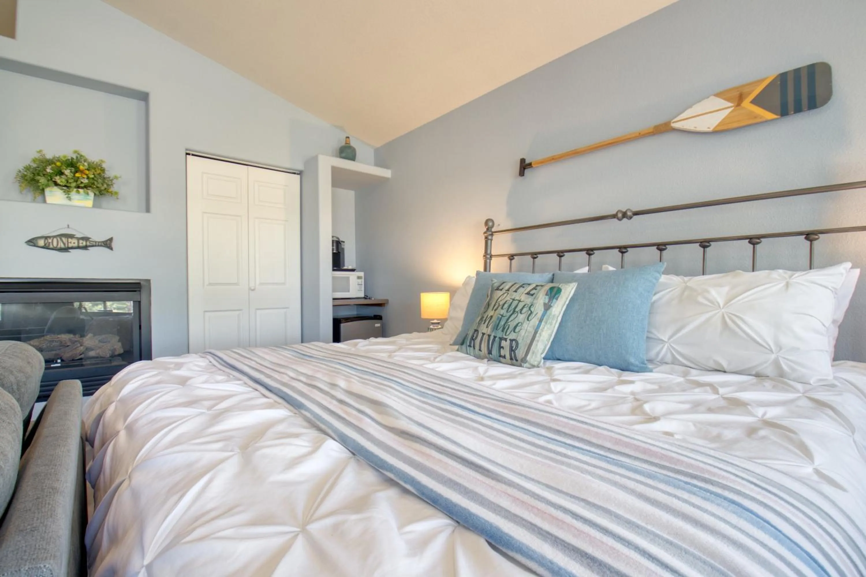 Property building, Bed in Castle Creek Manor