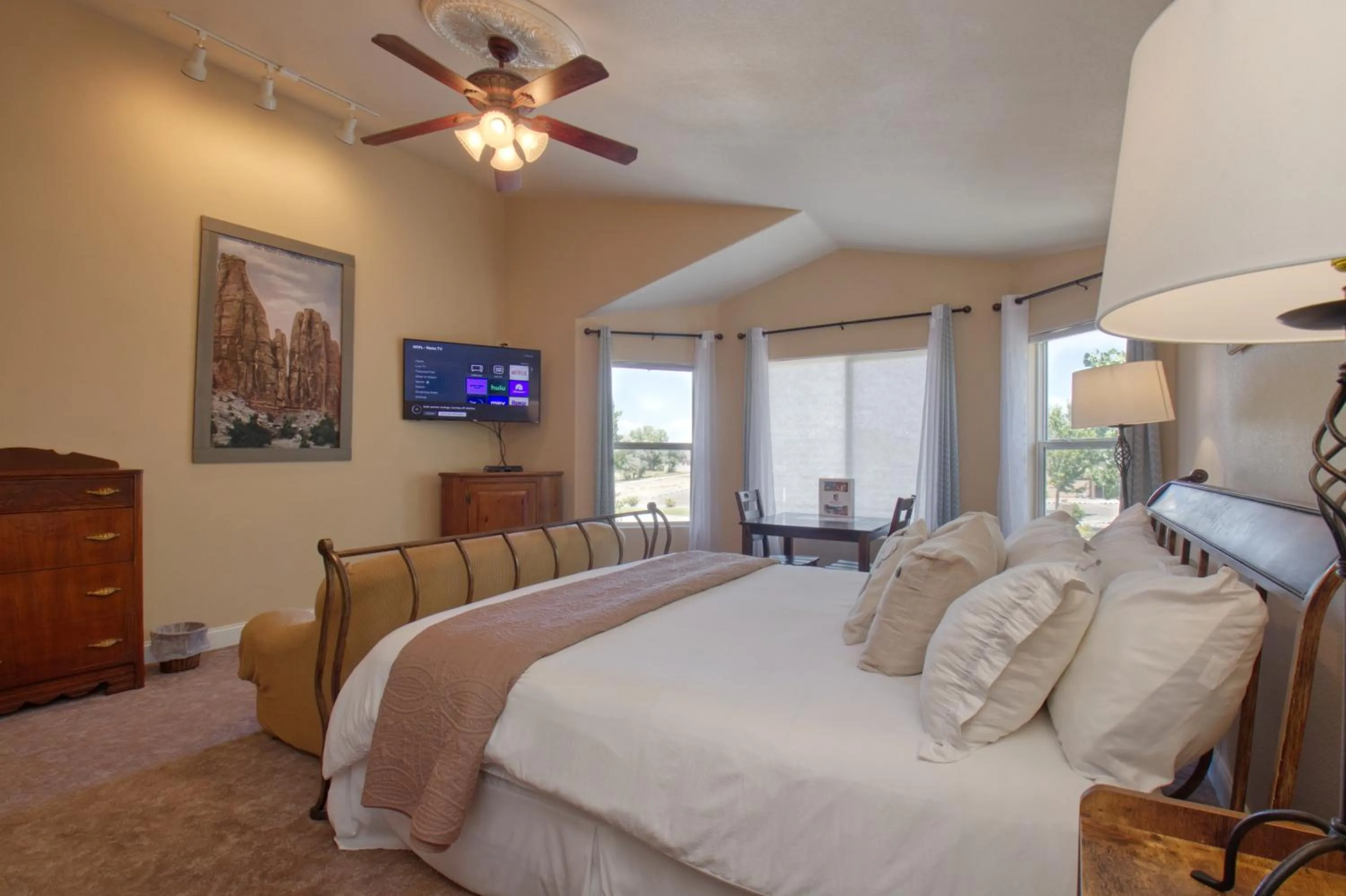 Property building, Bed in Castle Creek Manor