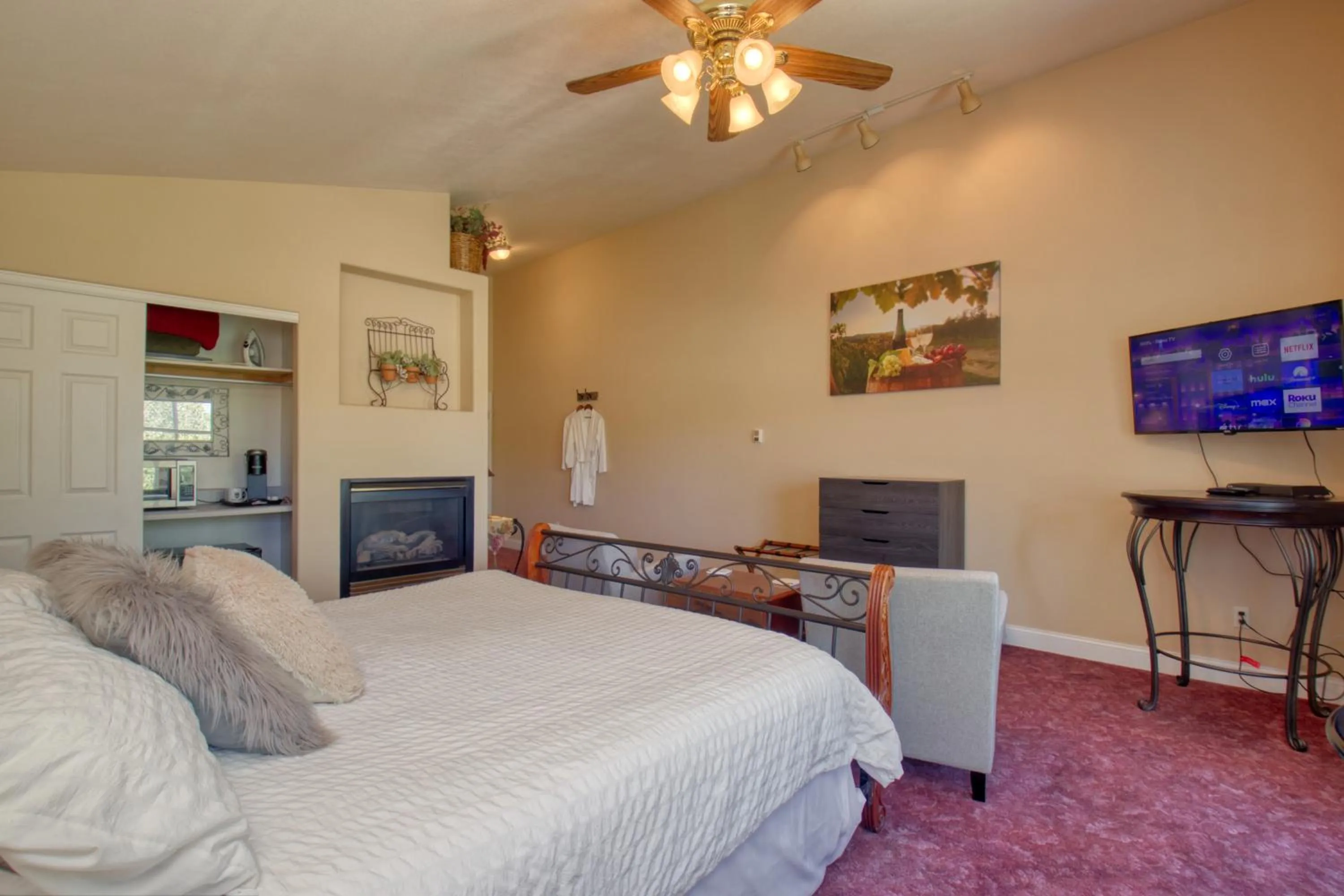 Property building, Bed in Castle Creek Manor