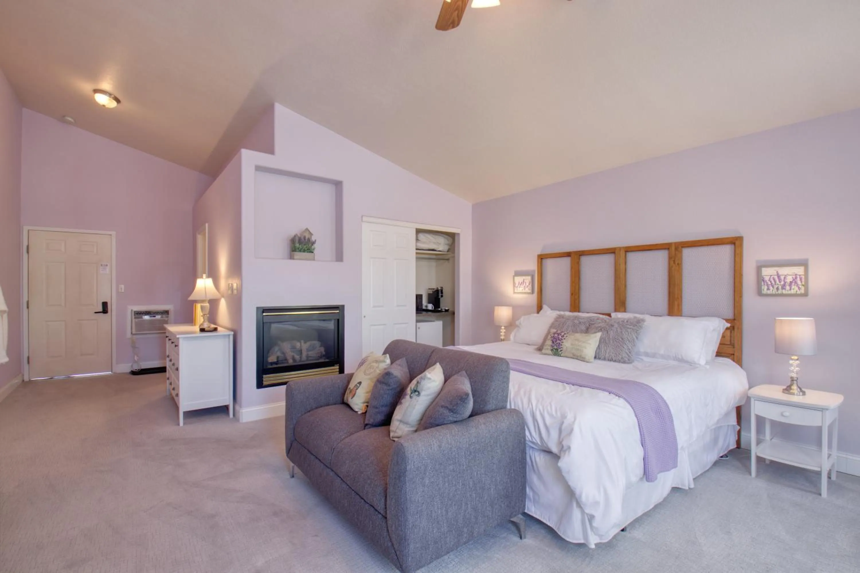 Property building, Bed in Castle Creek Manor