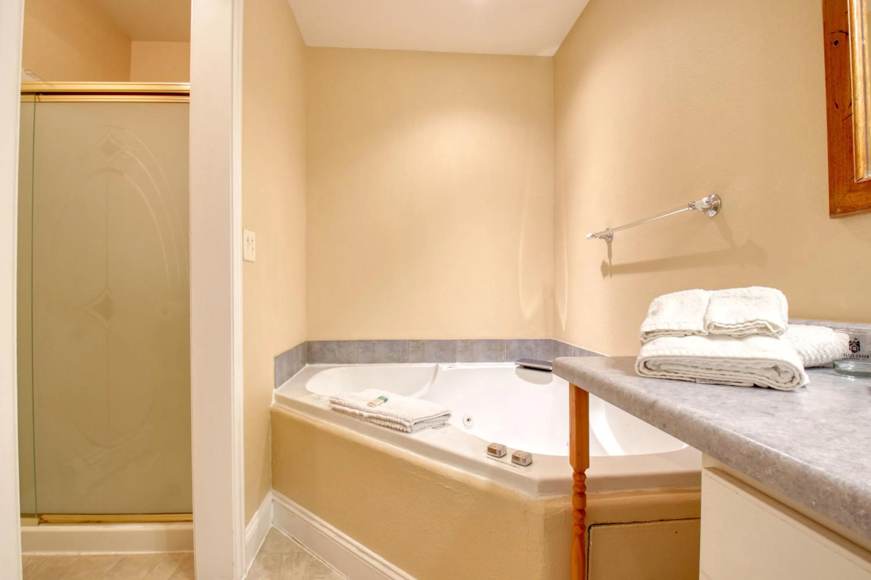 Property building, Bed in Castle Creek Manor